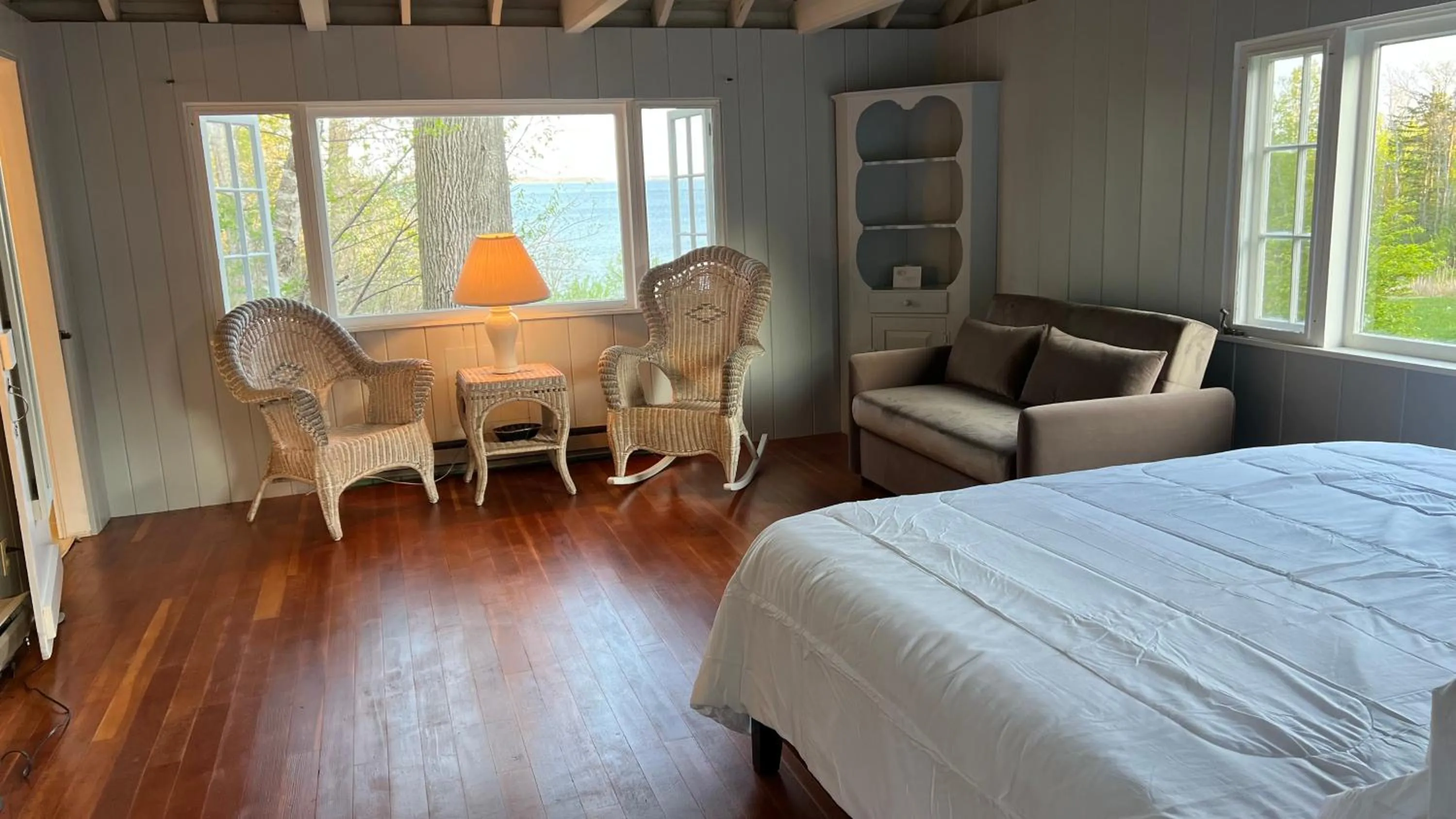 Bed in High Tide Inn on the Ocean, Motel and Cottages