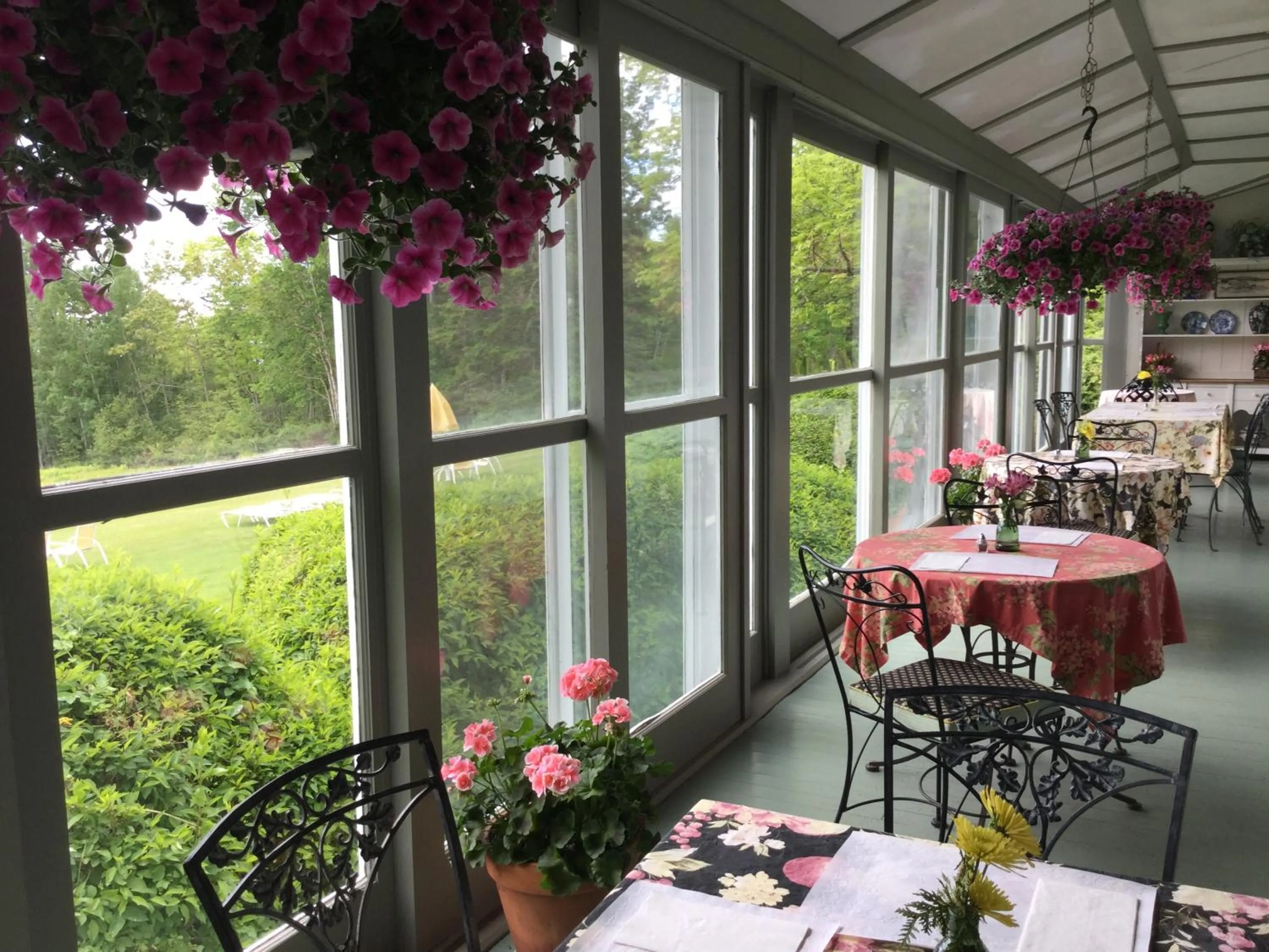 Dining area in High Tide Inn on the Ocean, Motel and Cottages