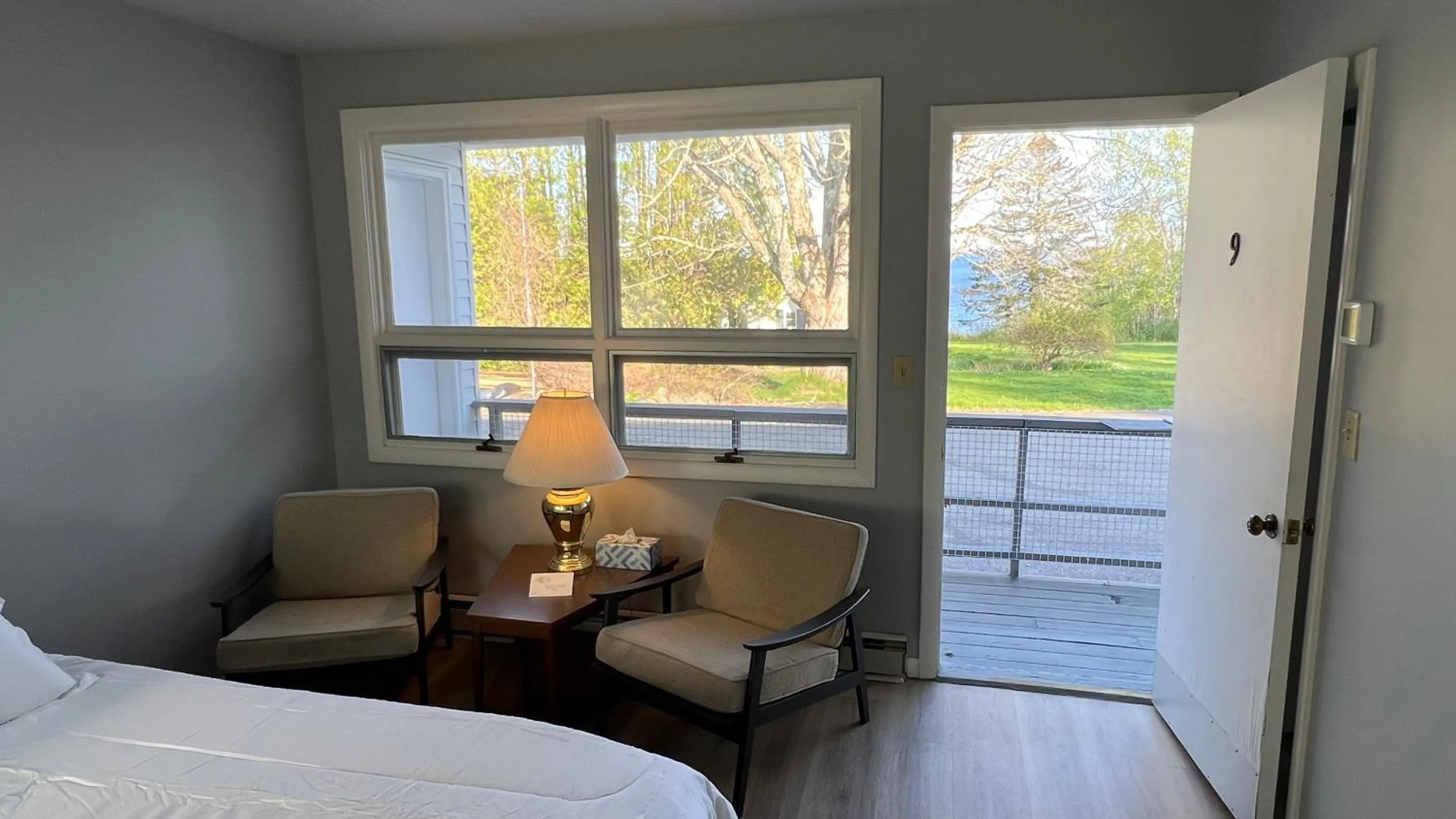 Seating area, Bed in High Tide Inn on the Ocean, Motel and Cottages
