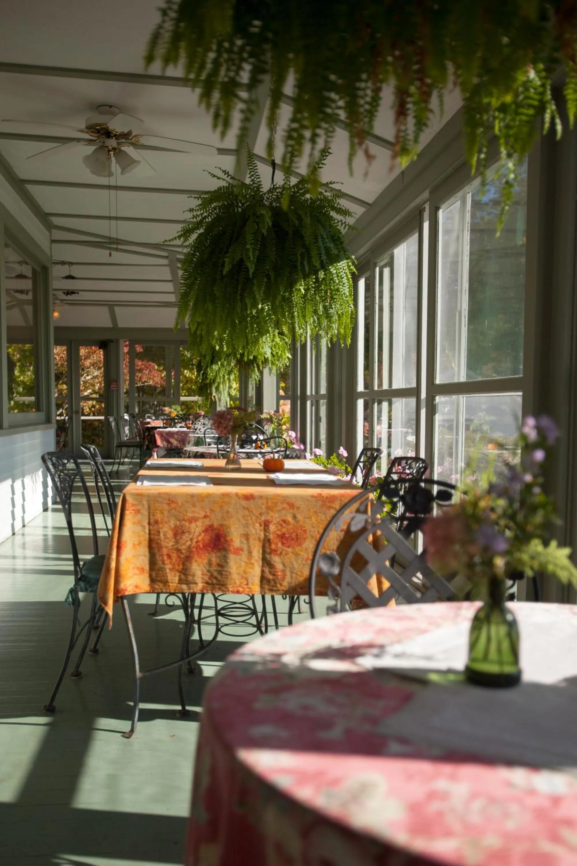 Dining area in High Tide Inn on the Ocean, Motel and Cottages