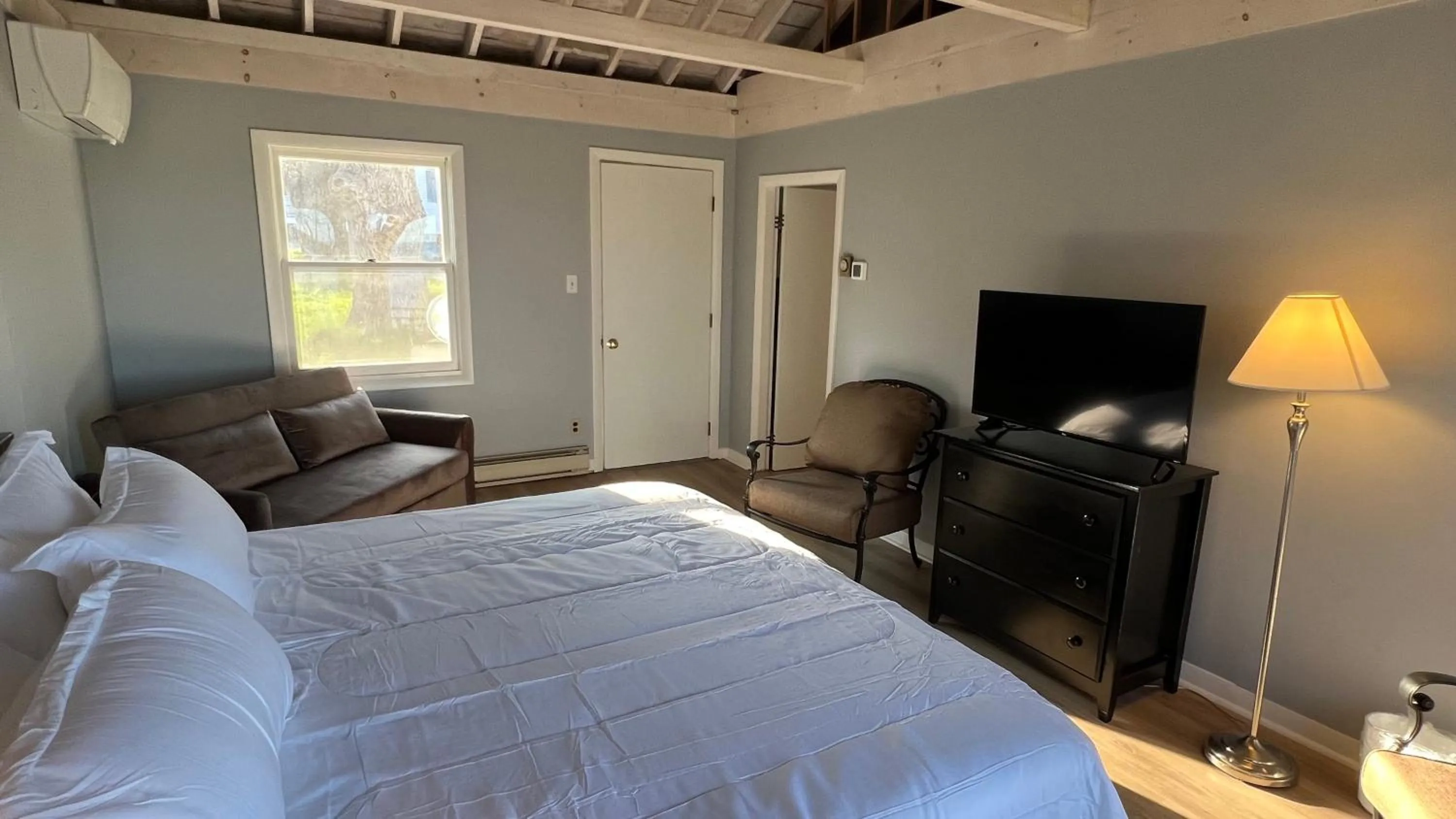 Bed in High Tide Inn on the Ocean, Motel and Cottages