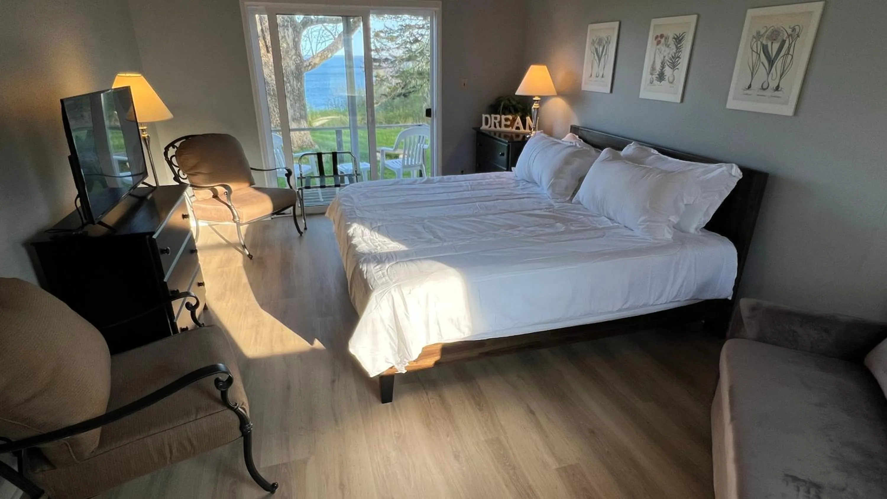 Bed in High Tide Inn on the Ocean, Motel and Cottages