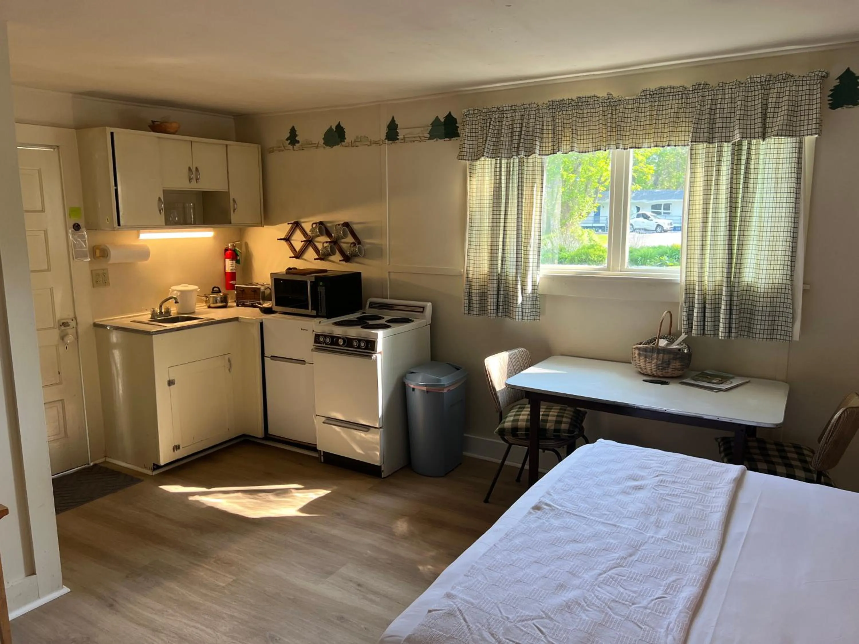 Bed in High Tide Inn on the Ocean, Motel and Cottages