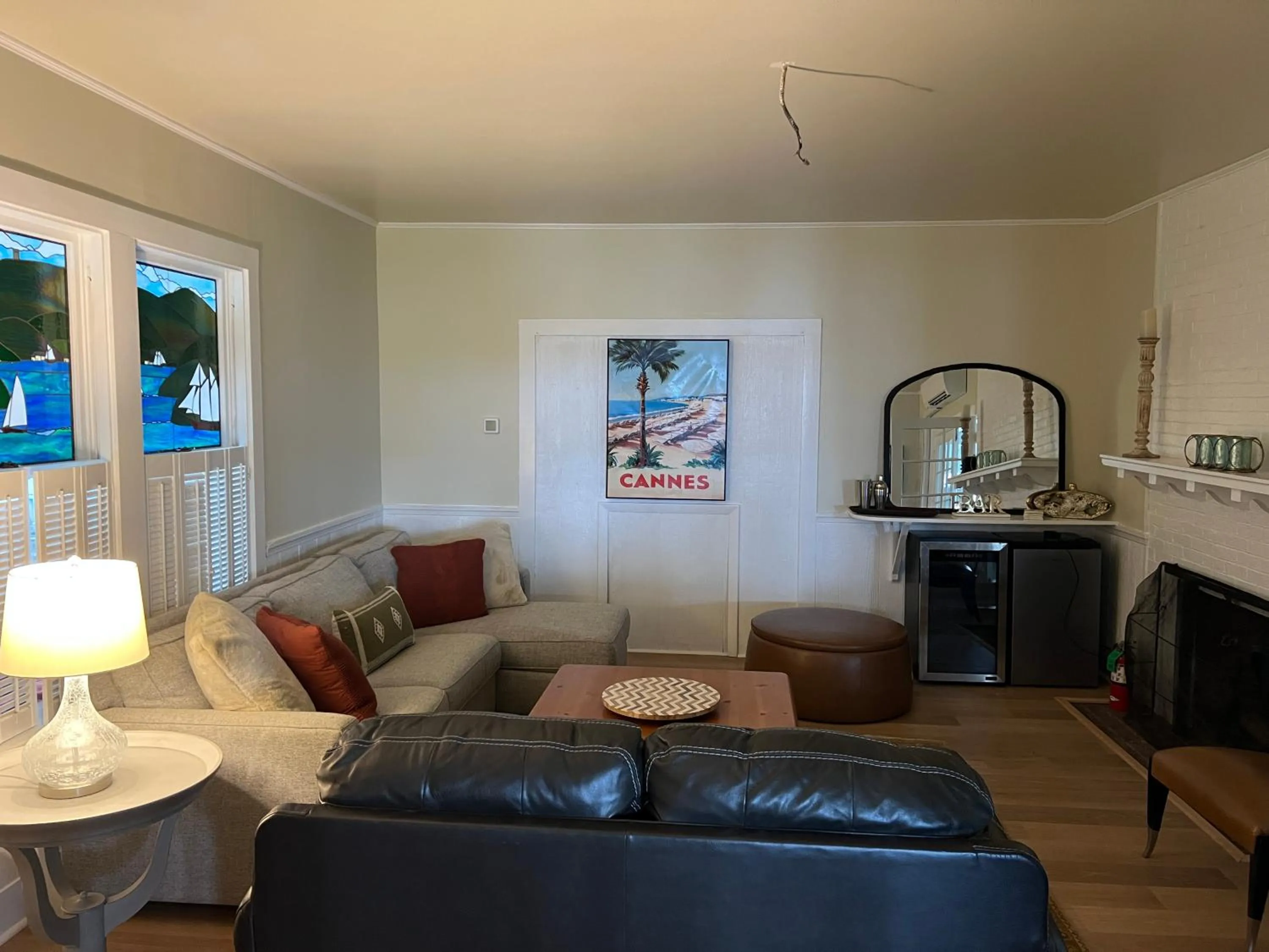 Living room in High Tide Inn on the Ocean, Motel and Cottages