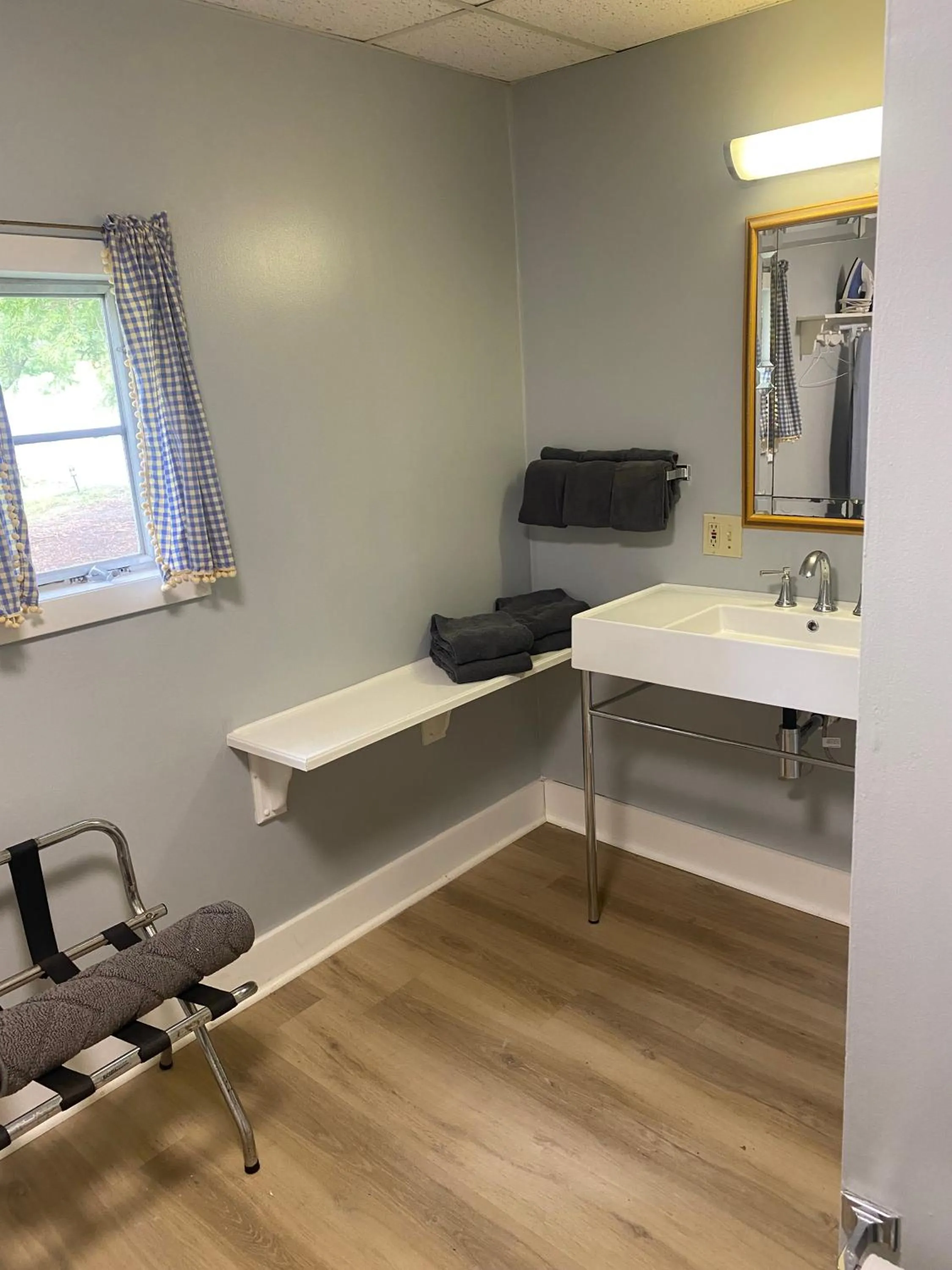 Bathroom in High Tide Inn on the Ocean, Motel and Cottages