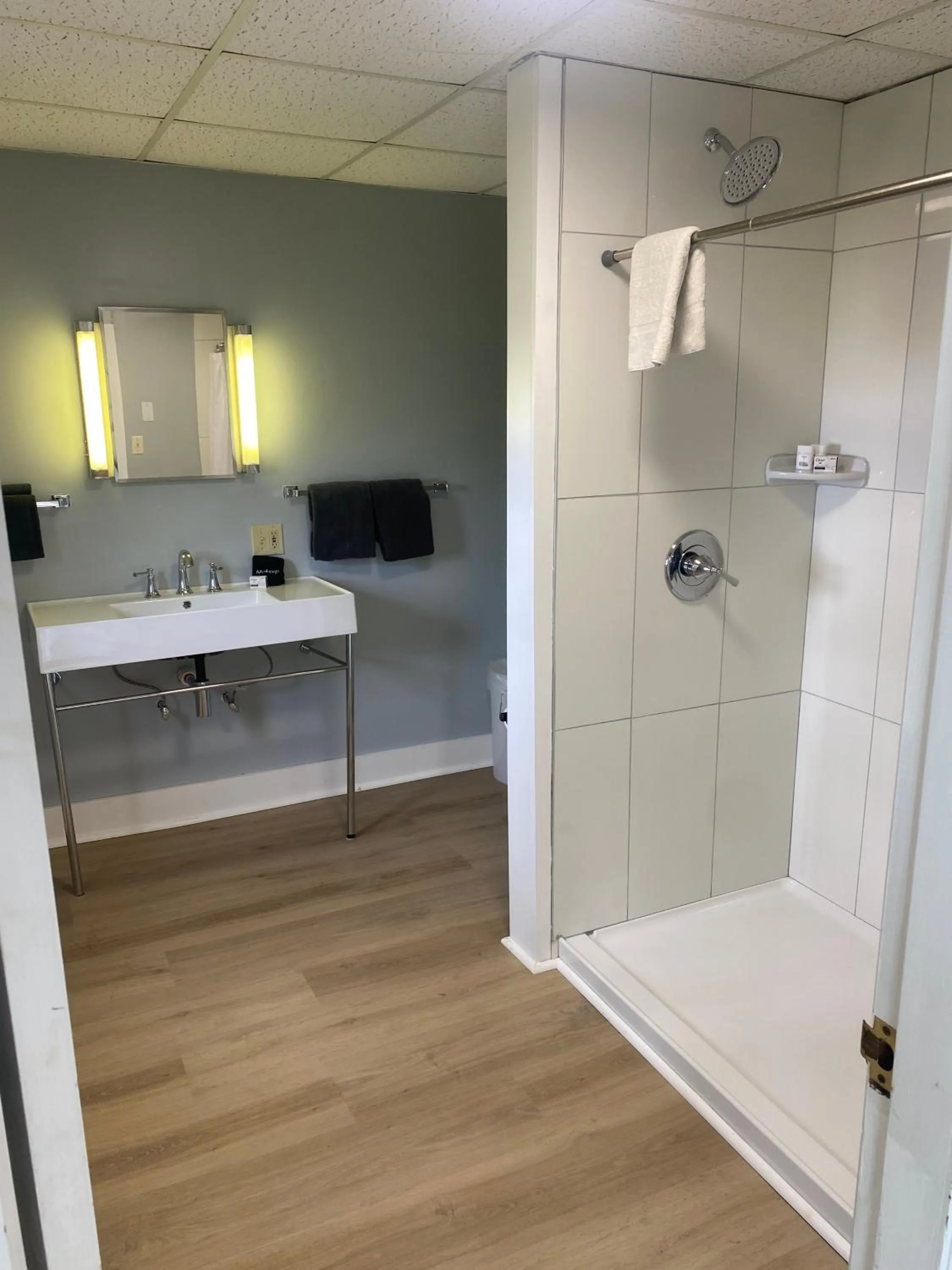 Shower in High Tide Inn on the Ocean, Motel and Cottages