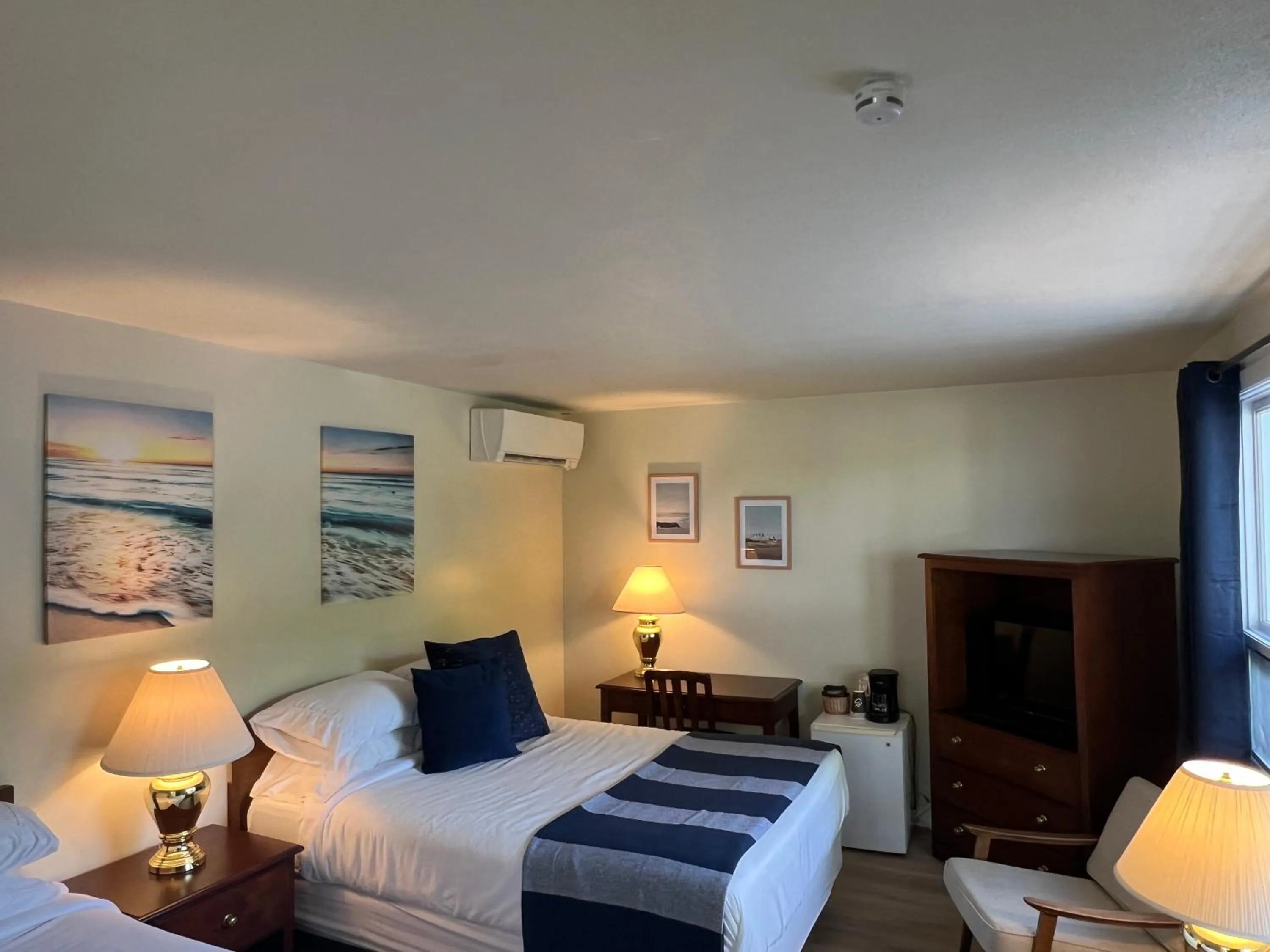 Bed in High Tide Inn on the Ocean, Motel and Cottages