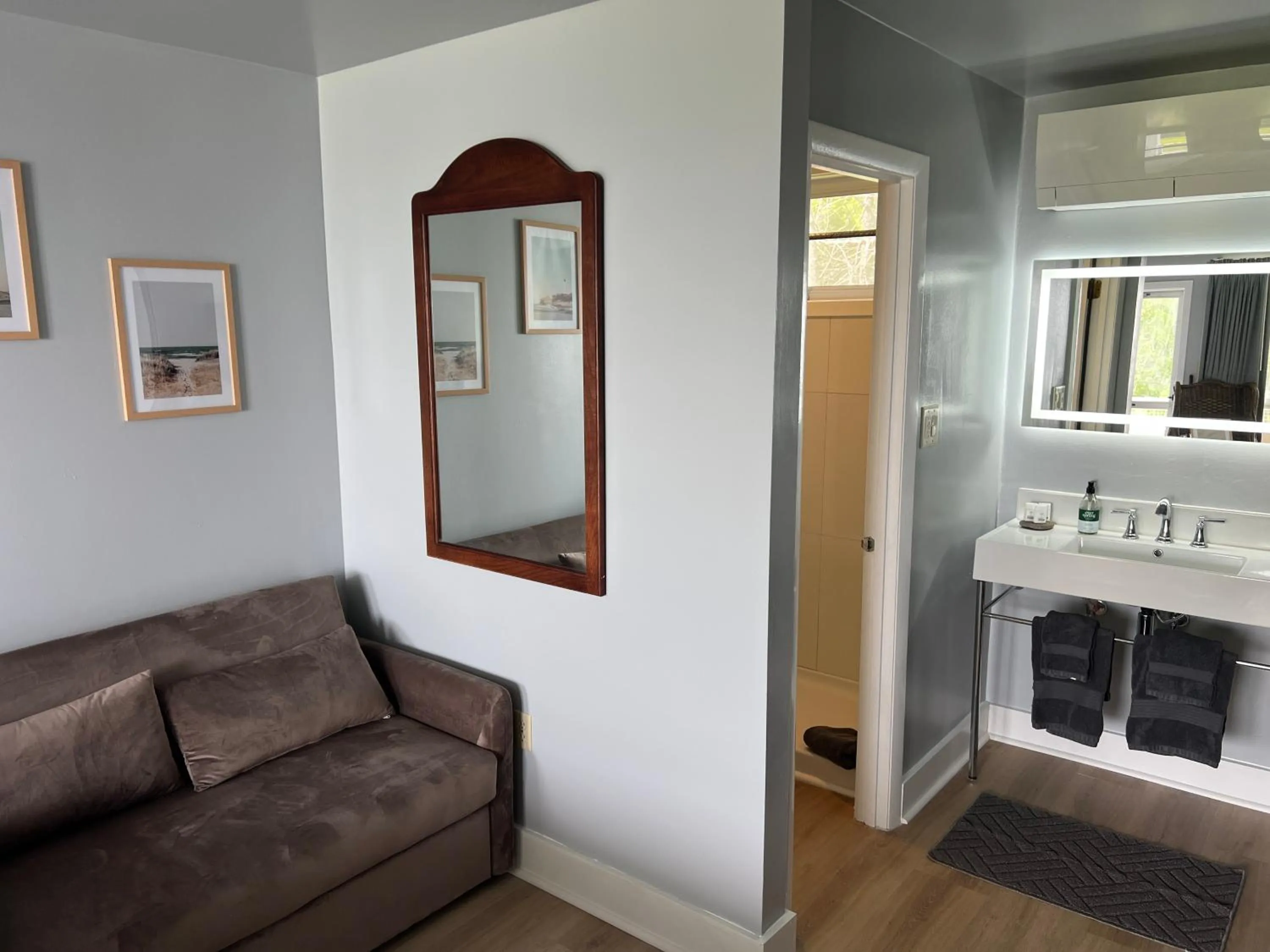 Shower in High Tide Inn on the Ocean, Motel and Cottages