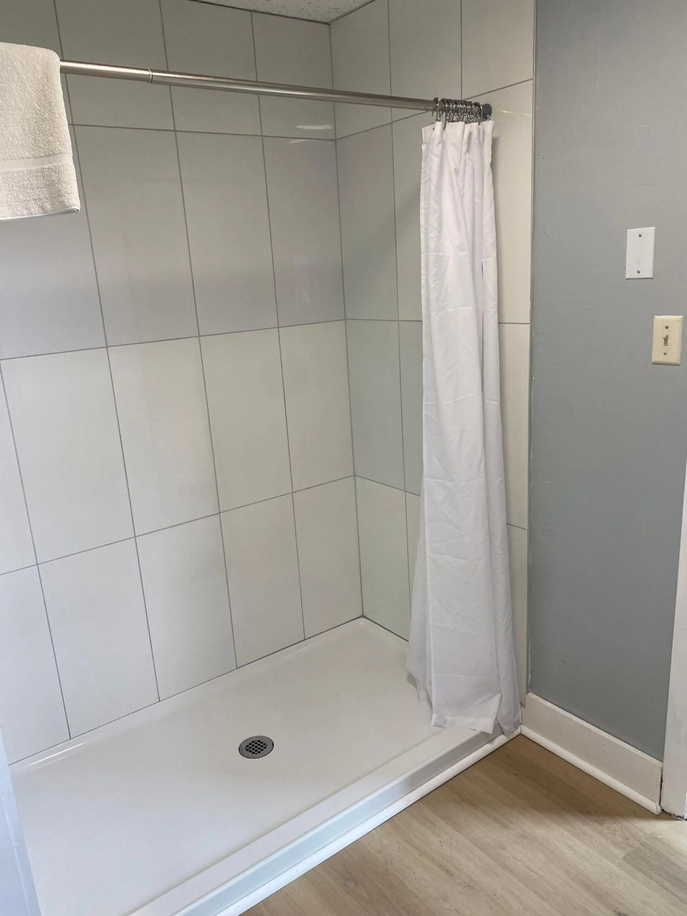 Shower in High Tide Inn on the Ocean, Motel and Cottages