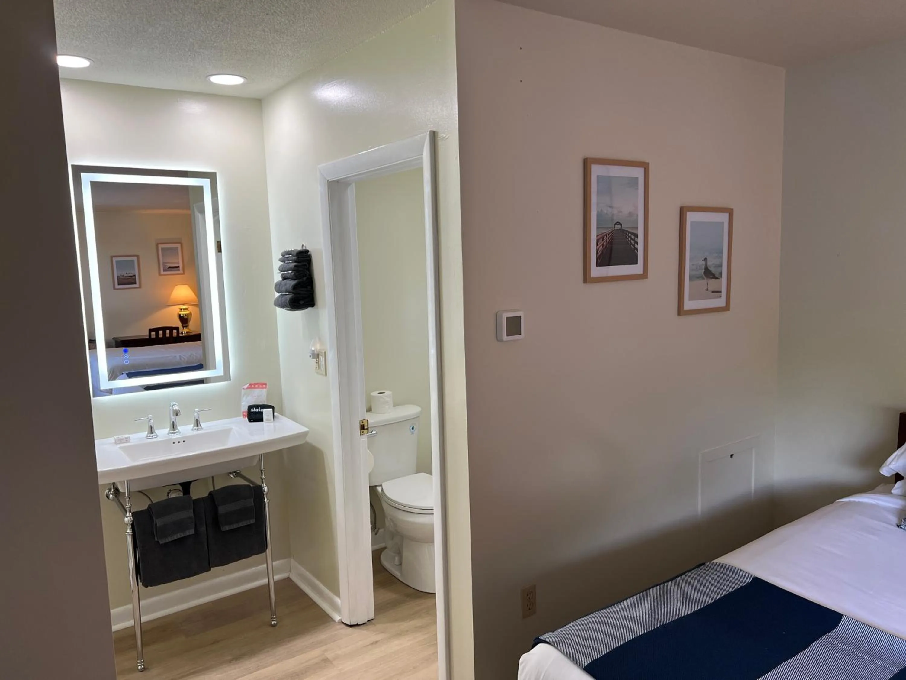 Toilet, Bed in High Tide Inn on the Ocean, Motel and Cottages