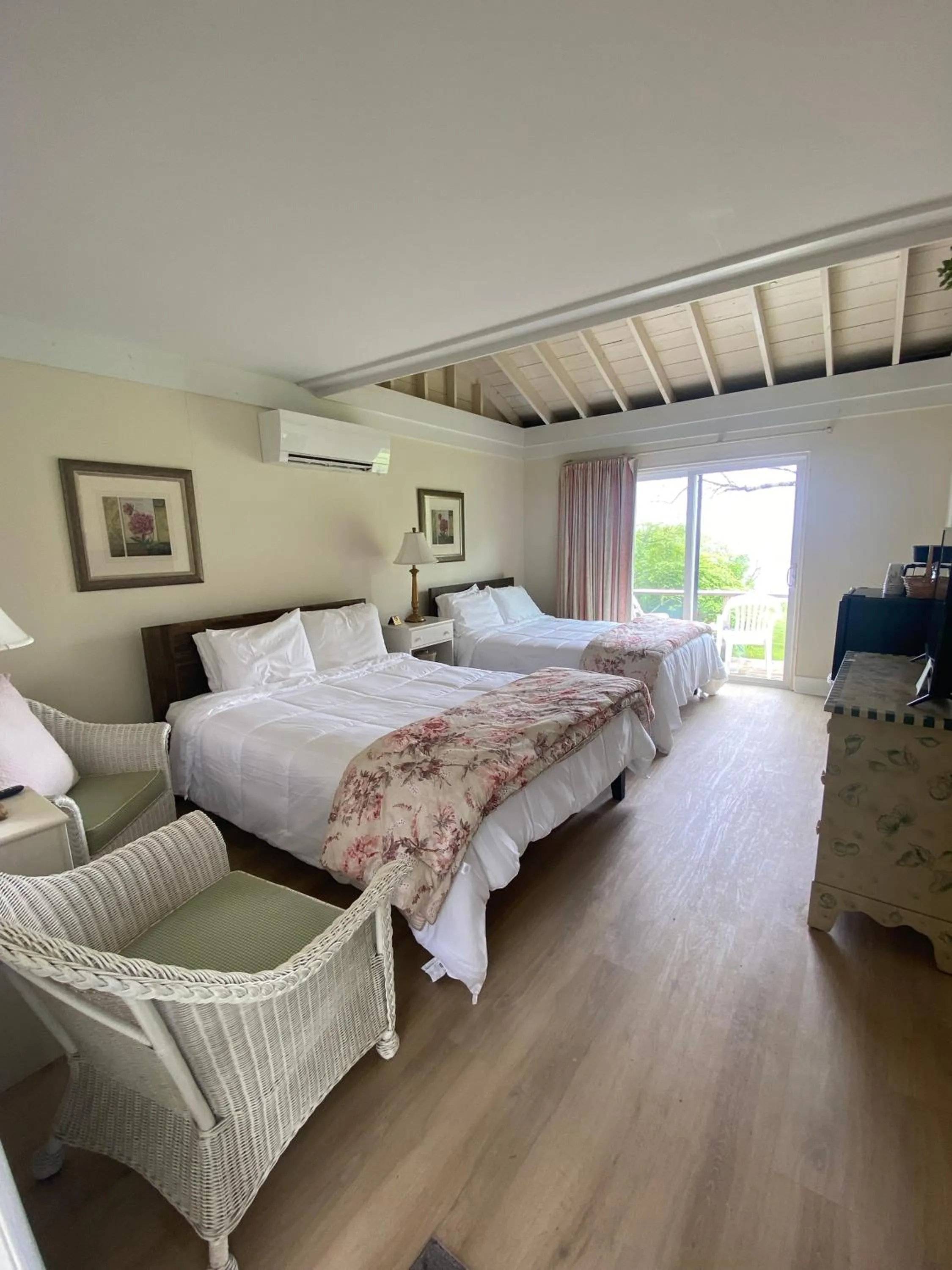 Bed in High Tide Inn on the Ocean, Motel and Cottages