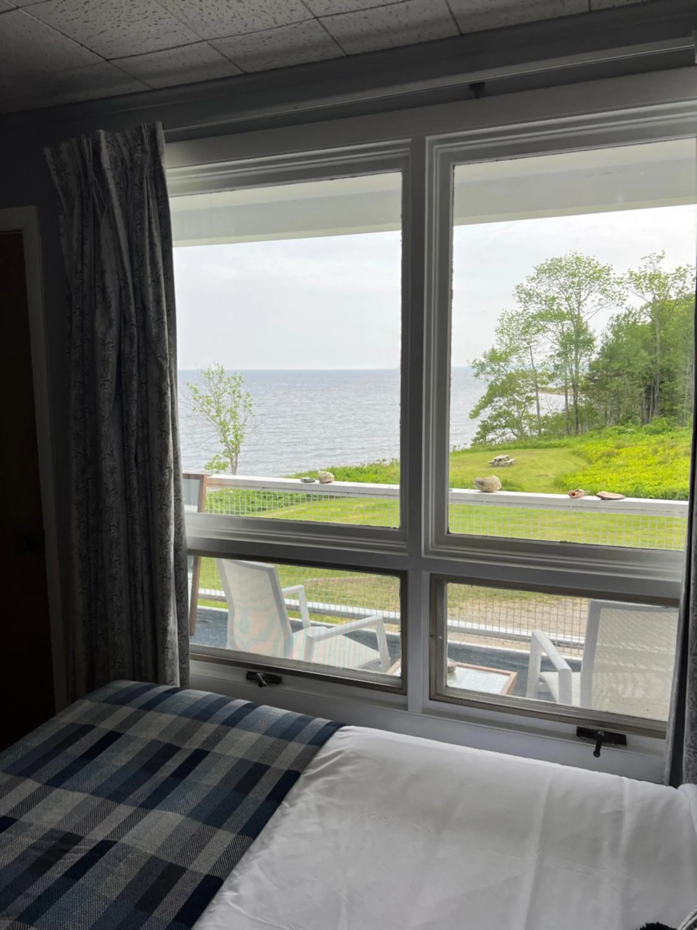 View (from property/room), Bed in High Tide Inn on the Ocean, Motel and Cottages