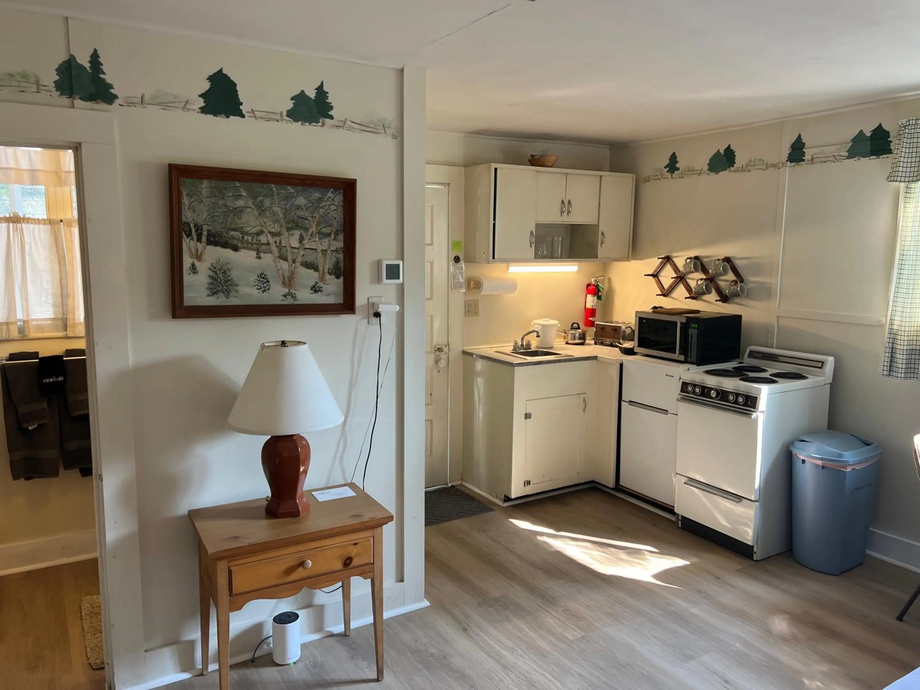 Kitchen or kitchenette in High Tide Inn on the Ocean, Motel and Cottages