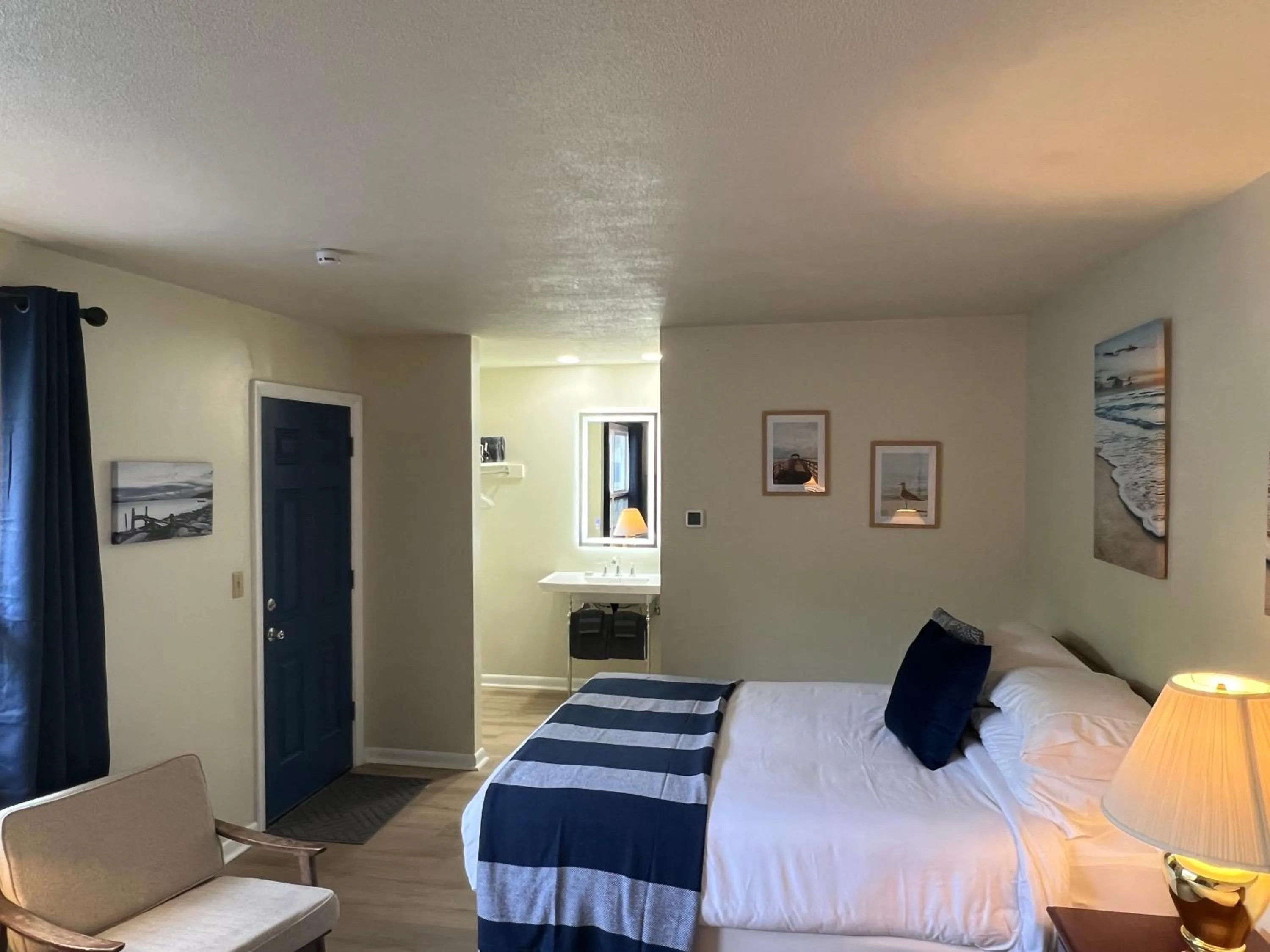 Bed in High Tide Inn on the Ocean, Motel and Cottages