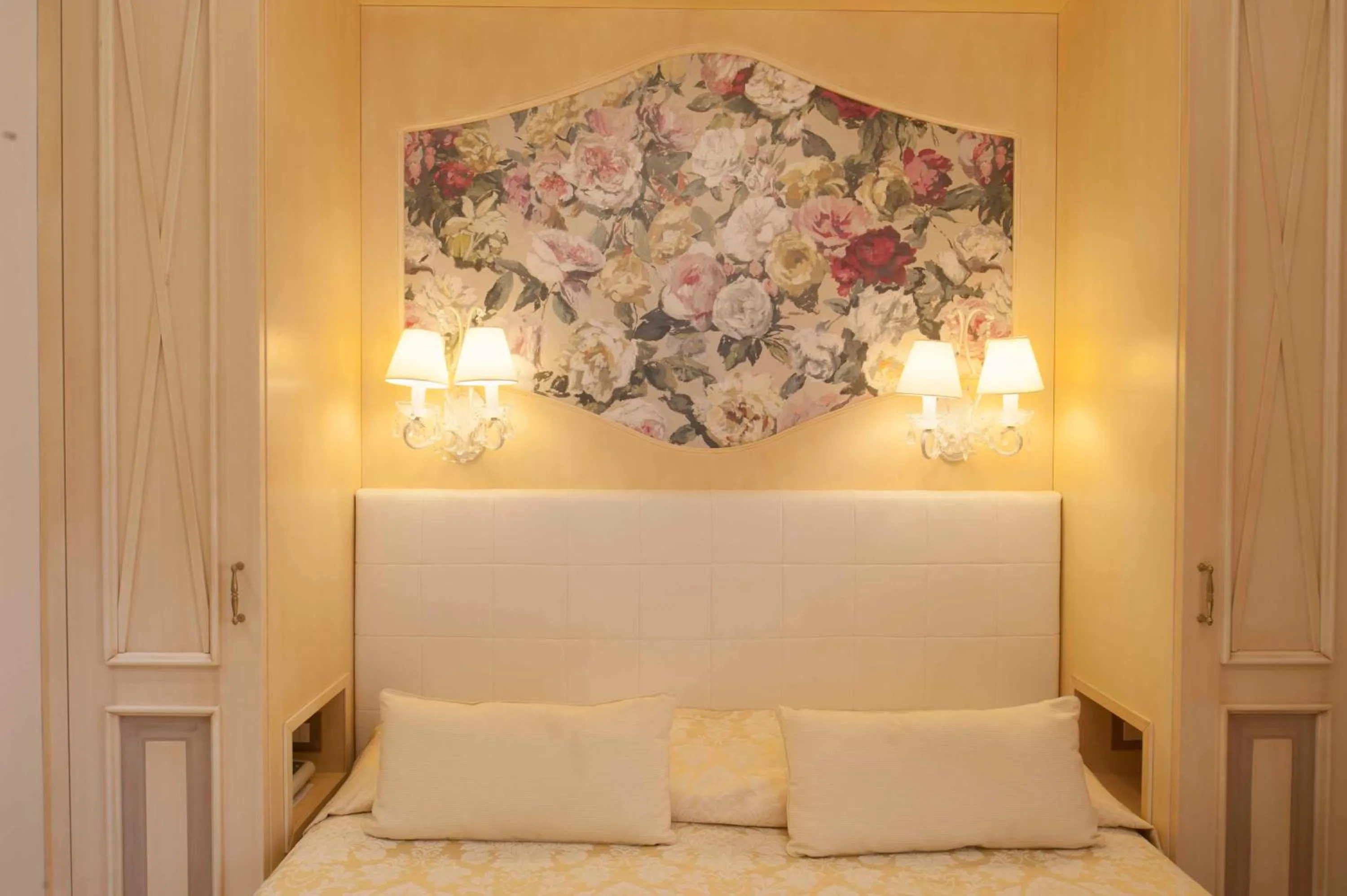 Decorative detail, Bed in Hotel Astigiana & Appartamenti