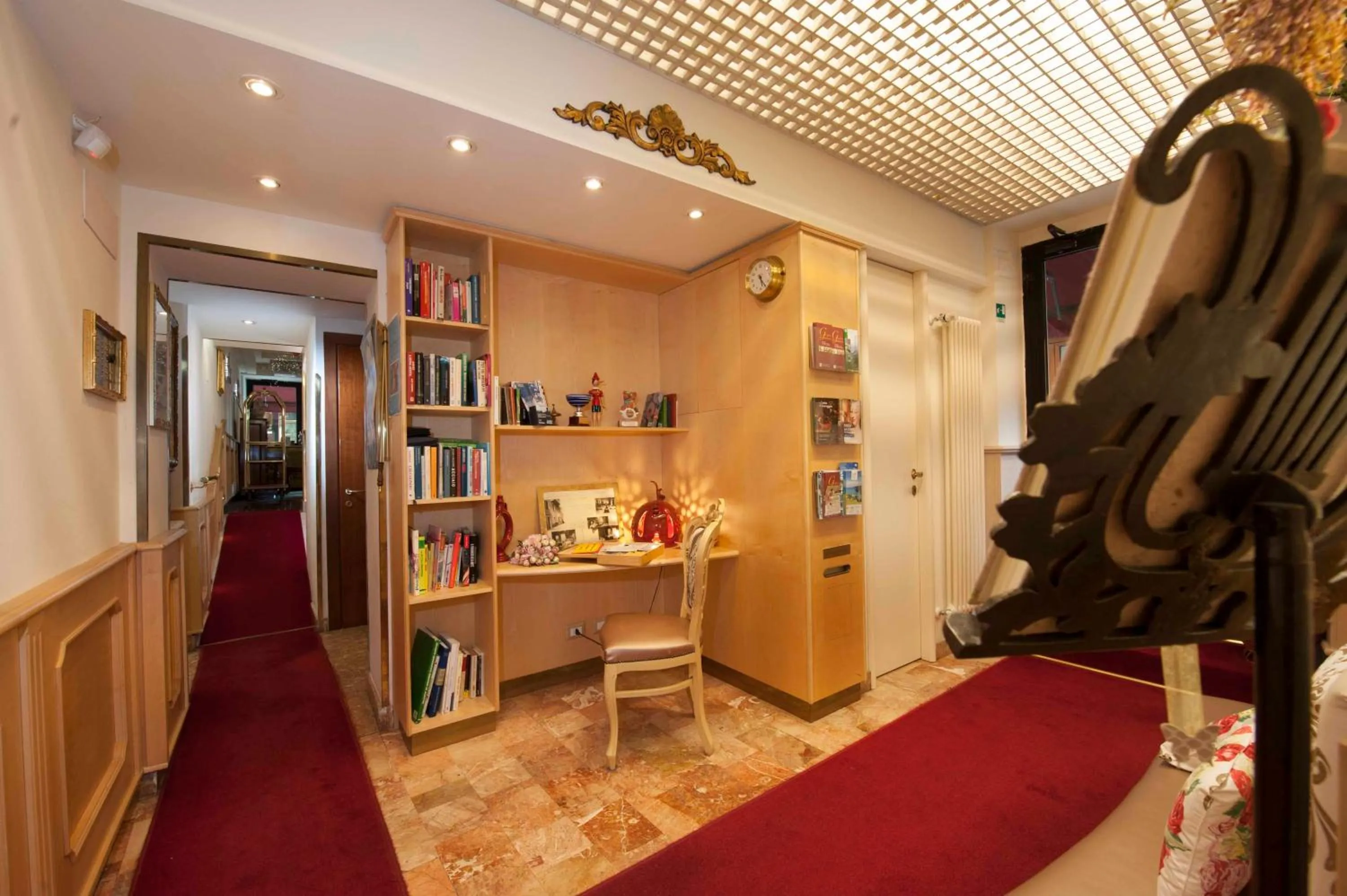 Library in Hotel Astigiana & Appartamenti