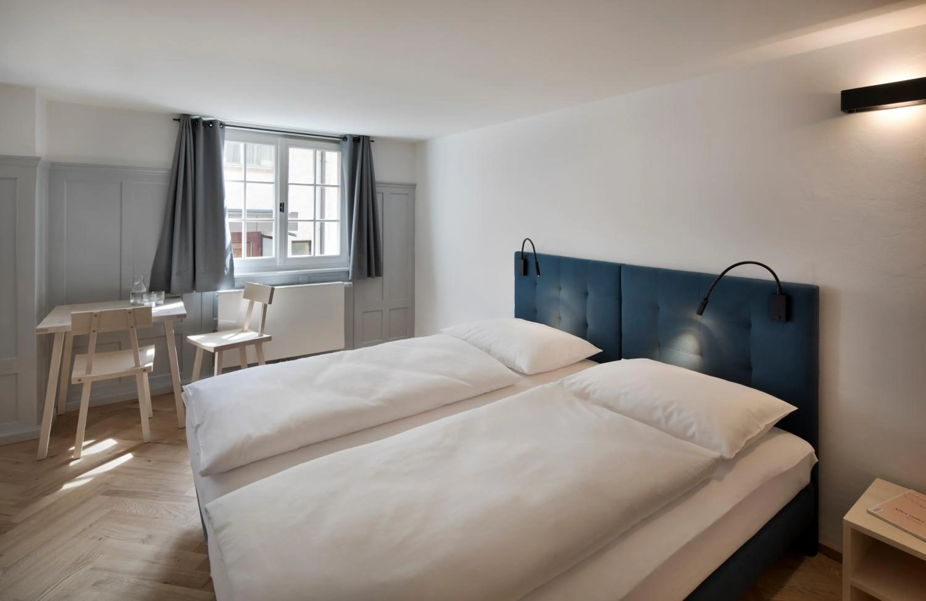 Photo of the whole room, Bed in Krone Hard - self check-in