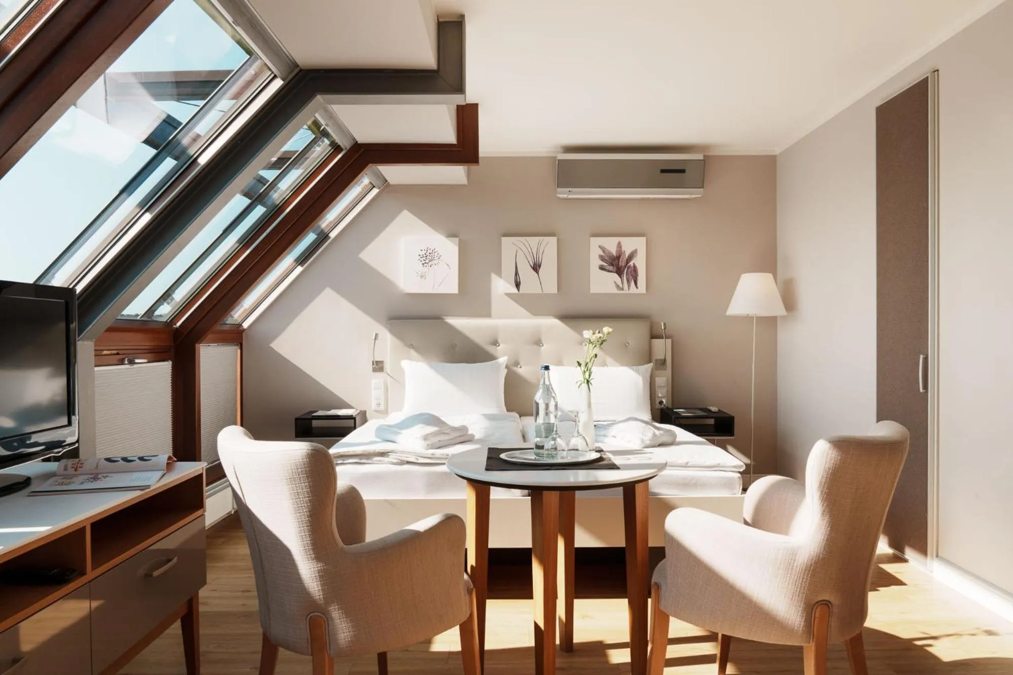 Photo of the whole room in Hotel Meersinn - Binz