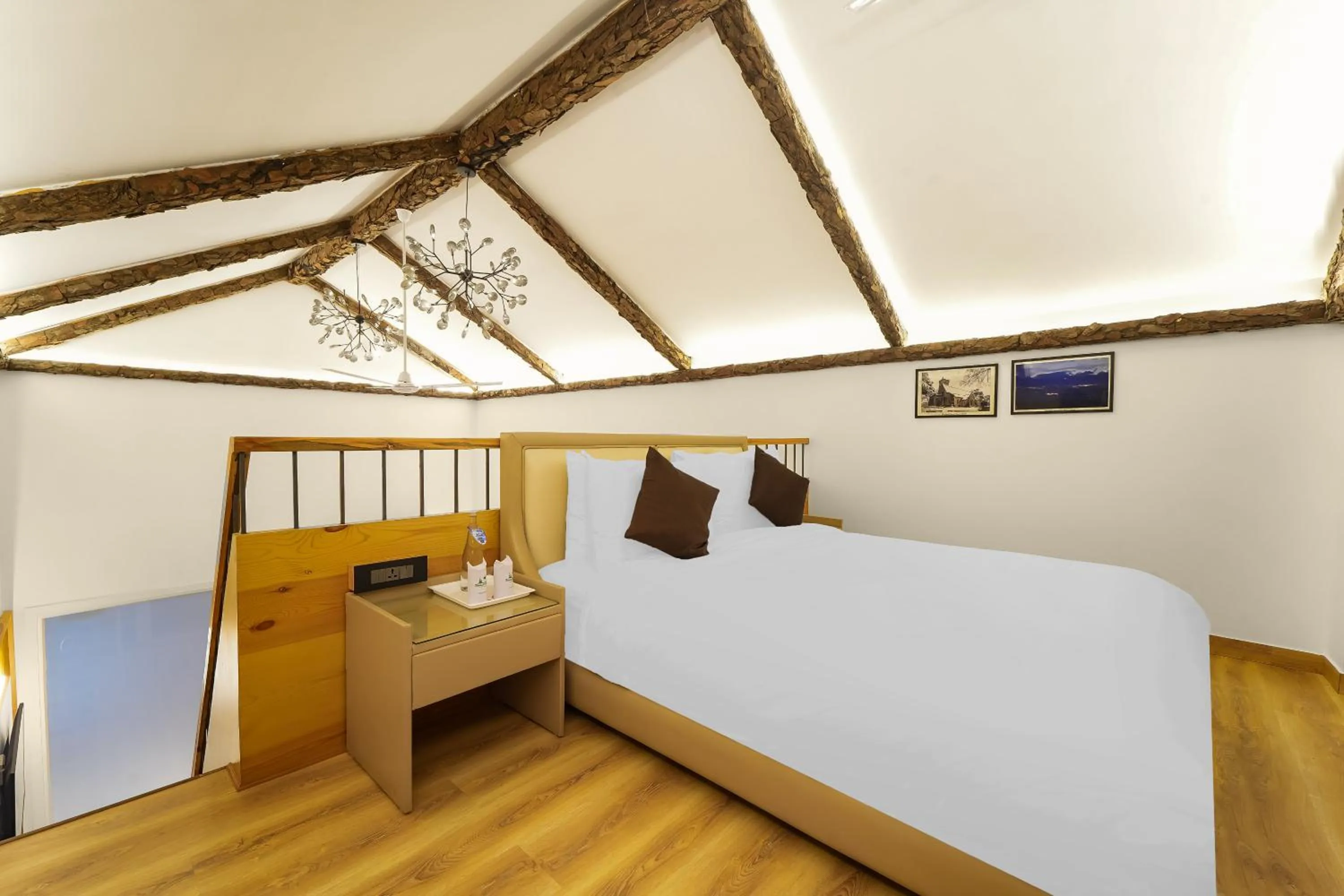 Bedroom, Bed in Kasauli Hills Resort