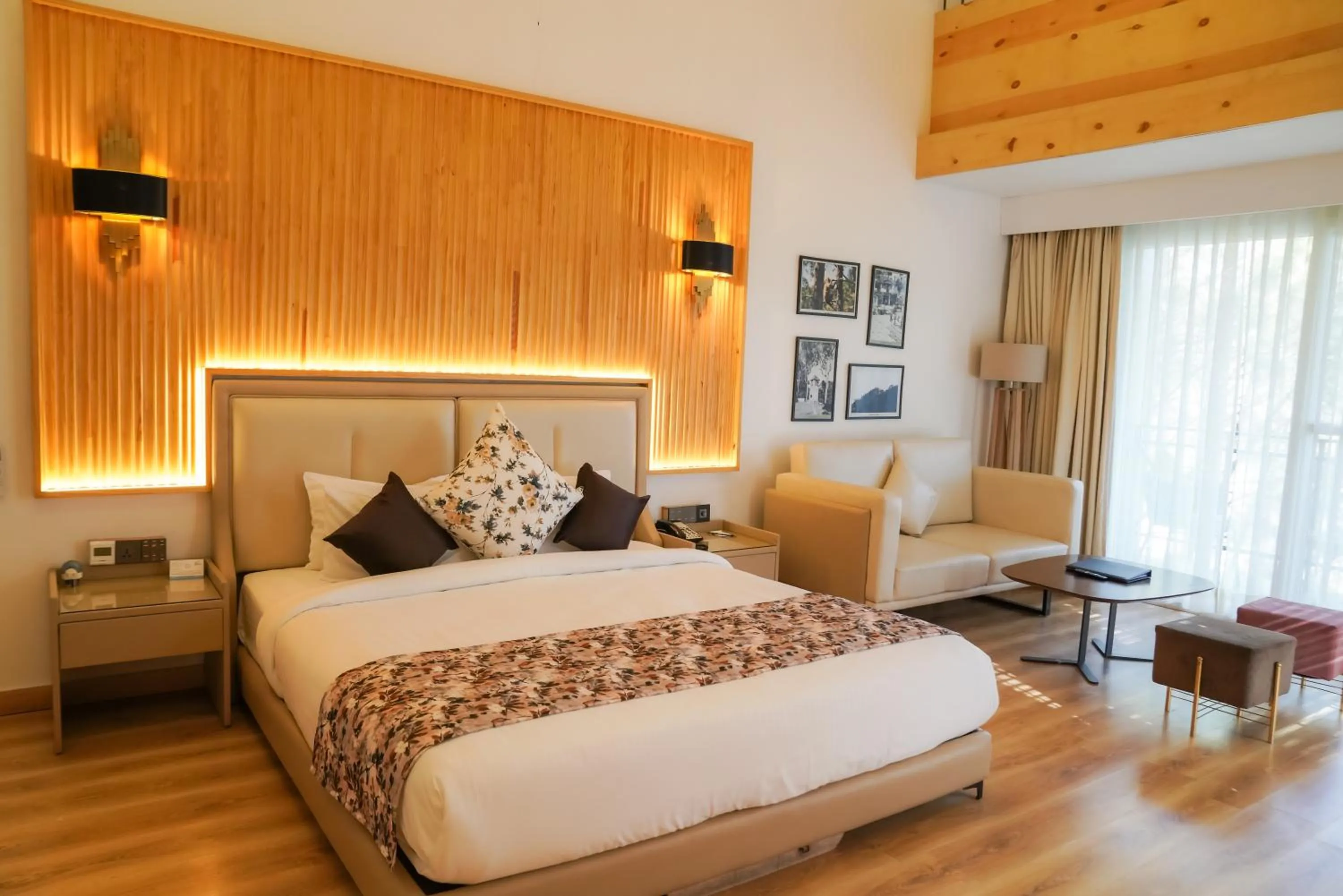 Bedroom, Bed in Kasauli Hills Resort