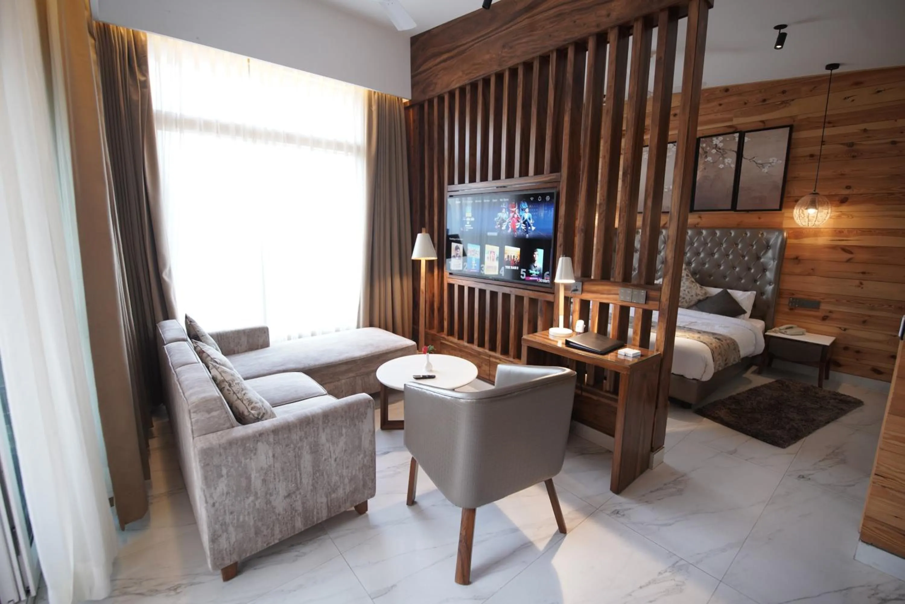 Living room, Bed in Kasauli Hills Resort