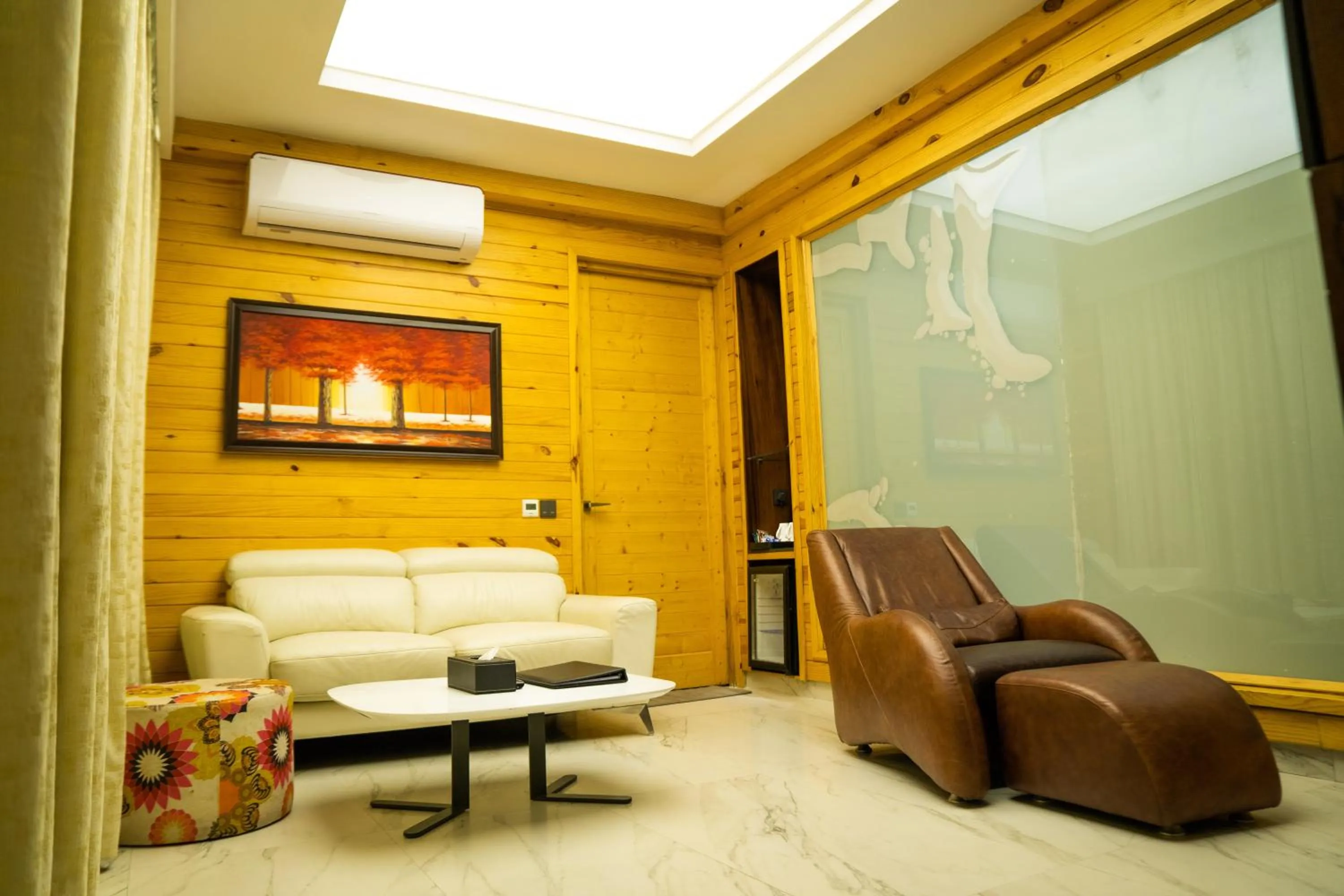 Living room in Kasauli Hills Resort