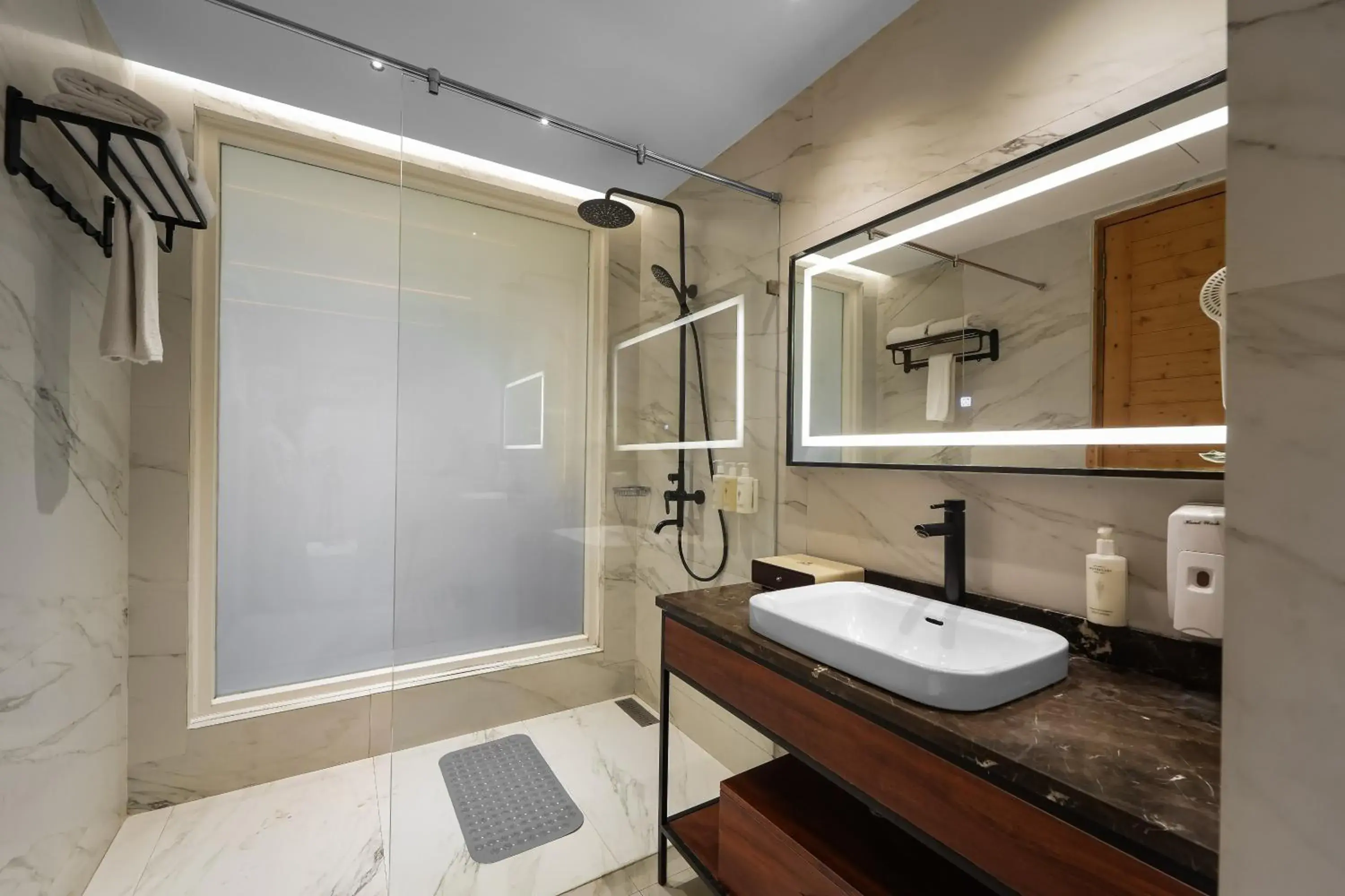 Deluxe King Room in Kasauli Hills Resort Deluxe King Room in Kasauli Hills Resort