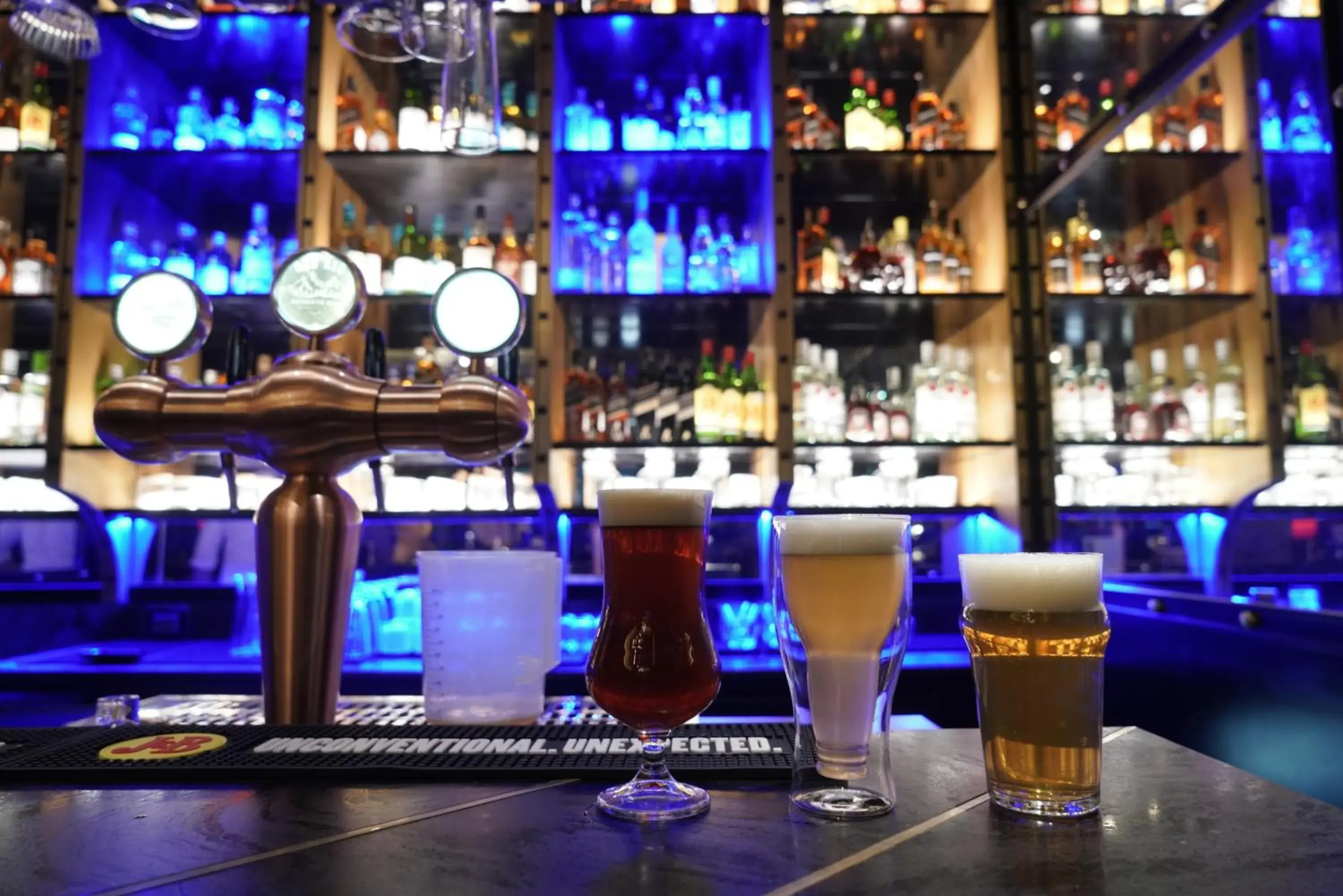 Lounge or bar in Kasauli Hills Resort Lounge or bar in Kasauli Hills Resort