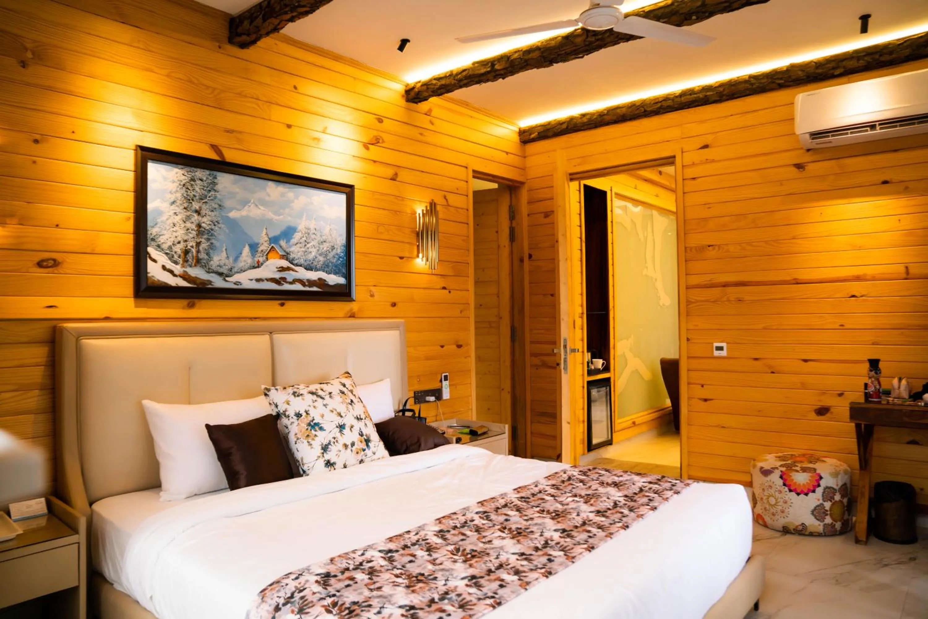 Bedroom, Bed in Kasauli Hills Resort