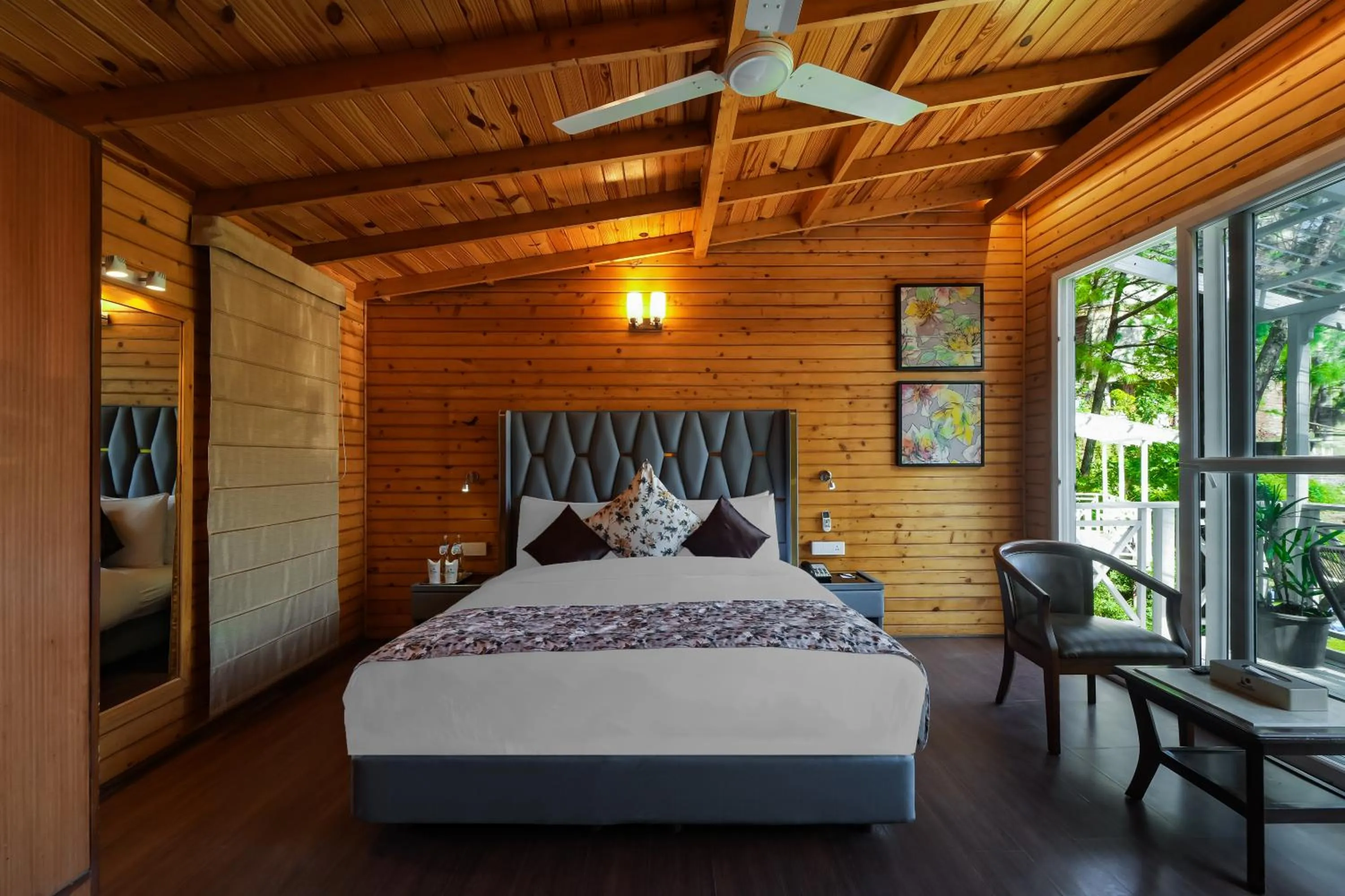 Bedroom, Bed in Kasauli Hills Resort