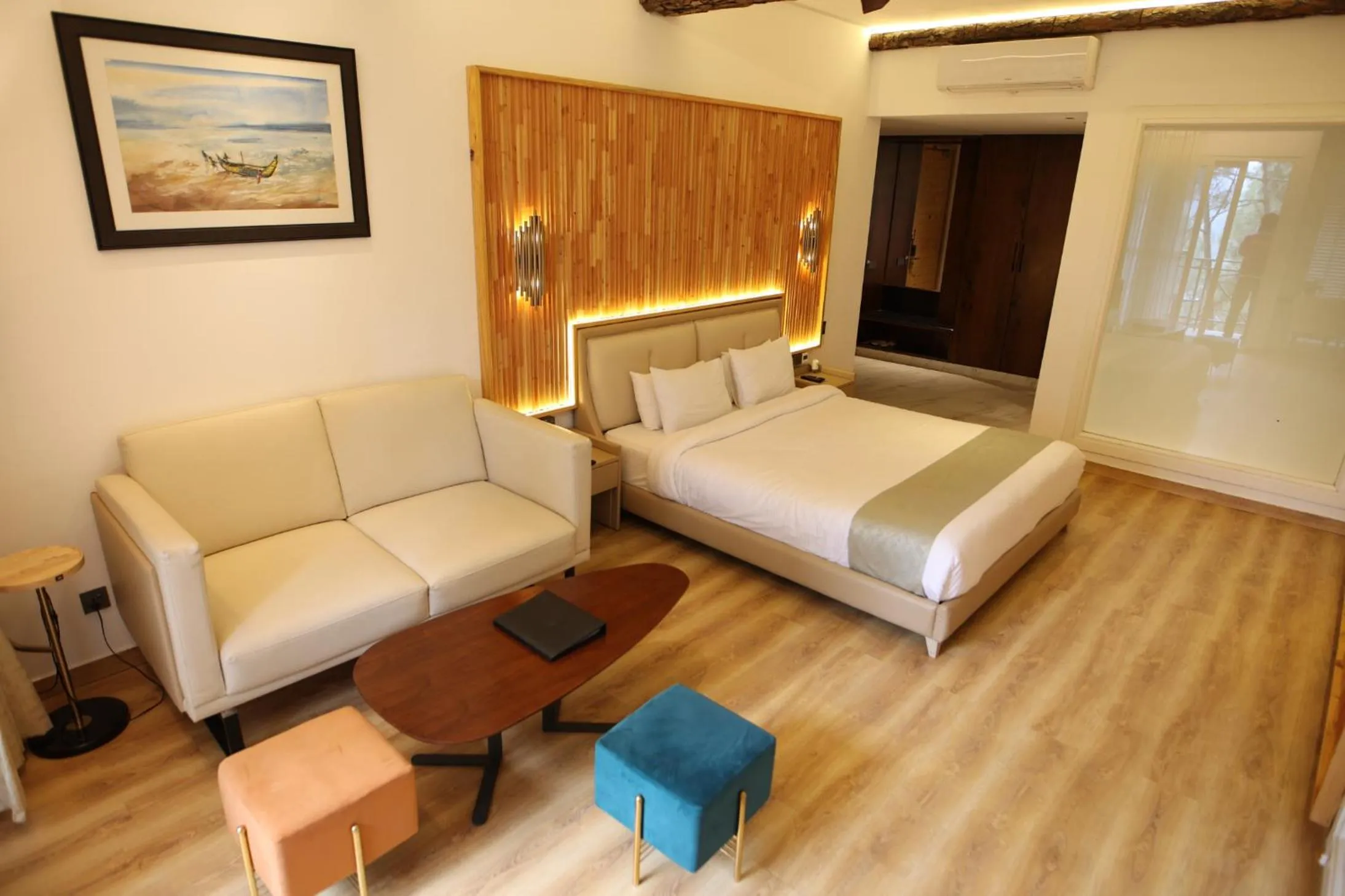 Bedroom, Bed in Kasauli Hills Resort