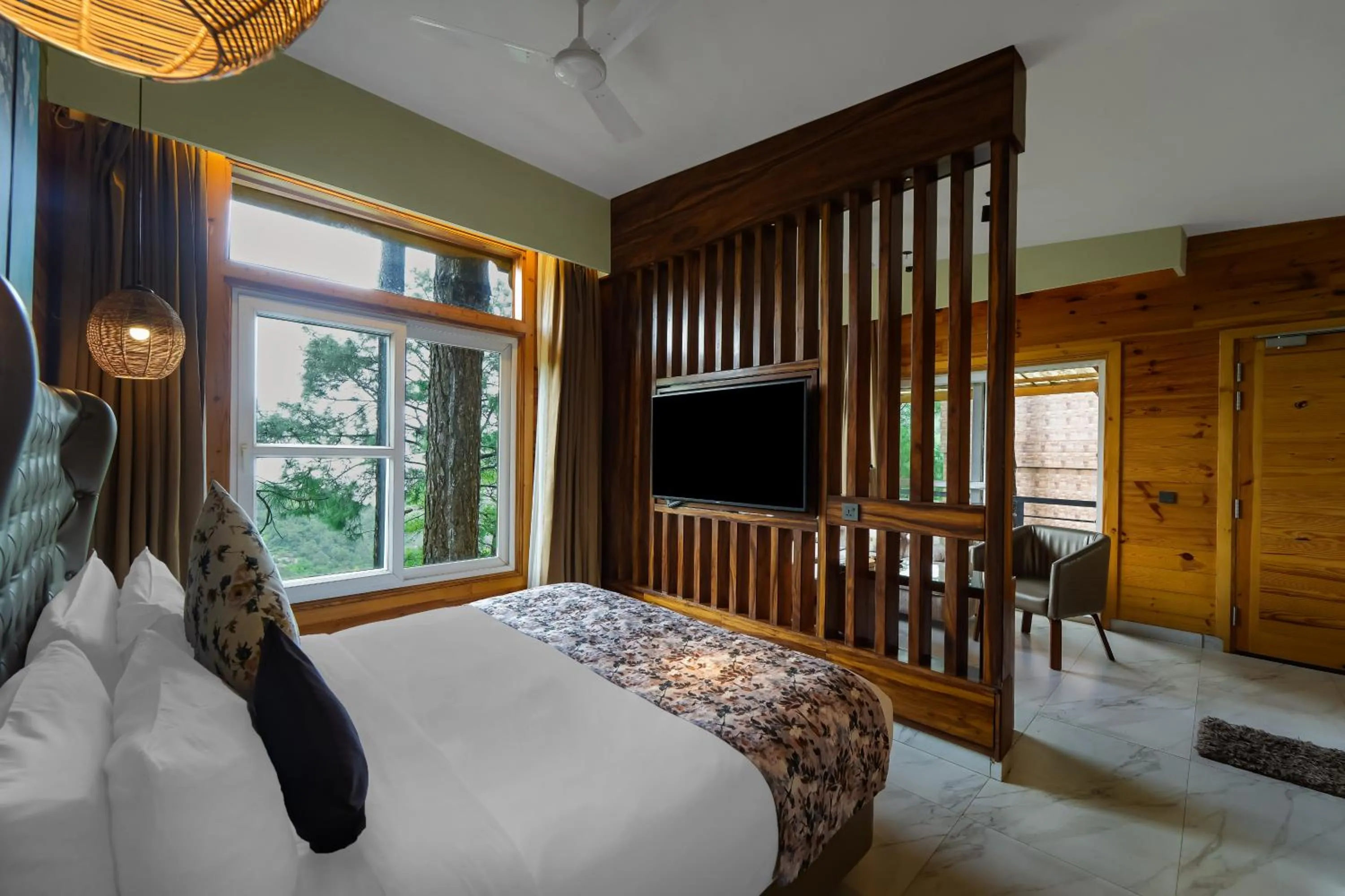 Bedroom, Bed in Kasauli Hills Resort