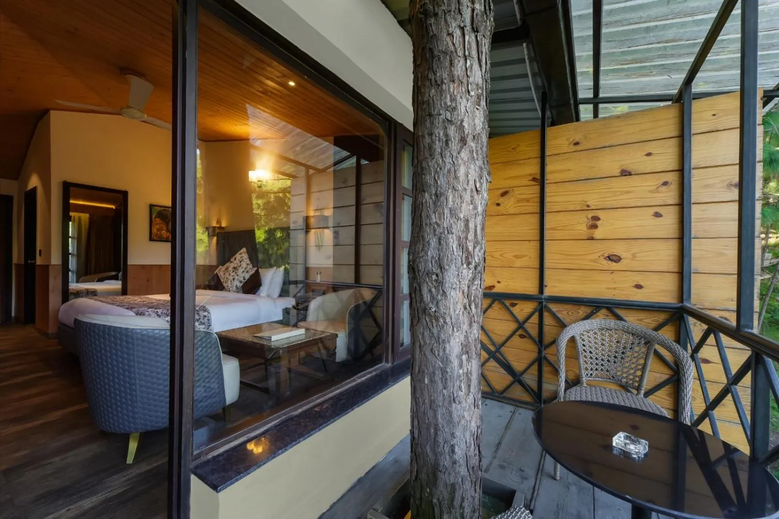 Balcony/Terrace, Bed in Kasauli Hills Resort