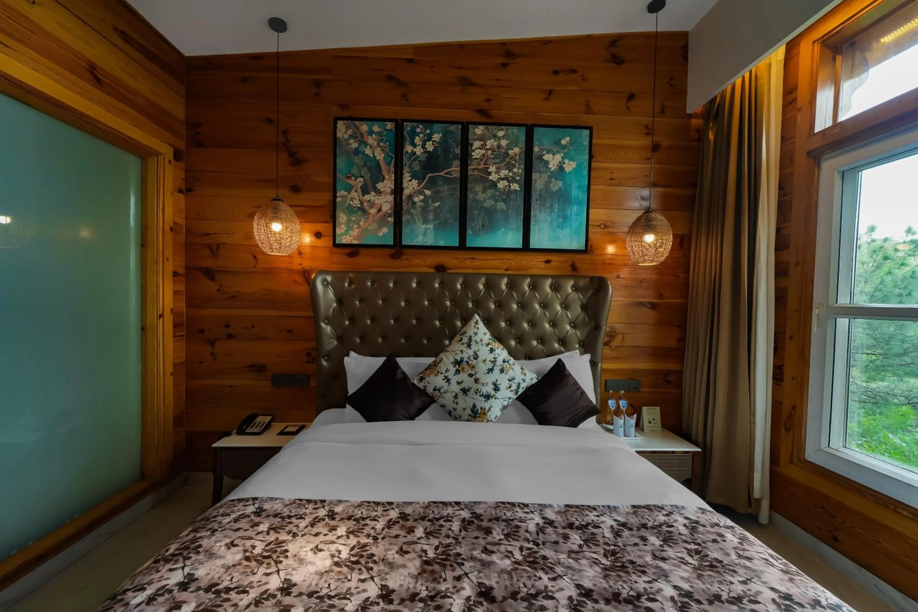 Bedroom, Bed in Kasauli Hills Resort