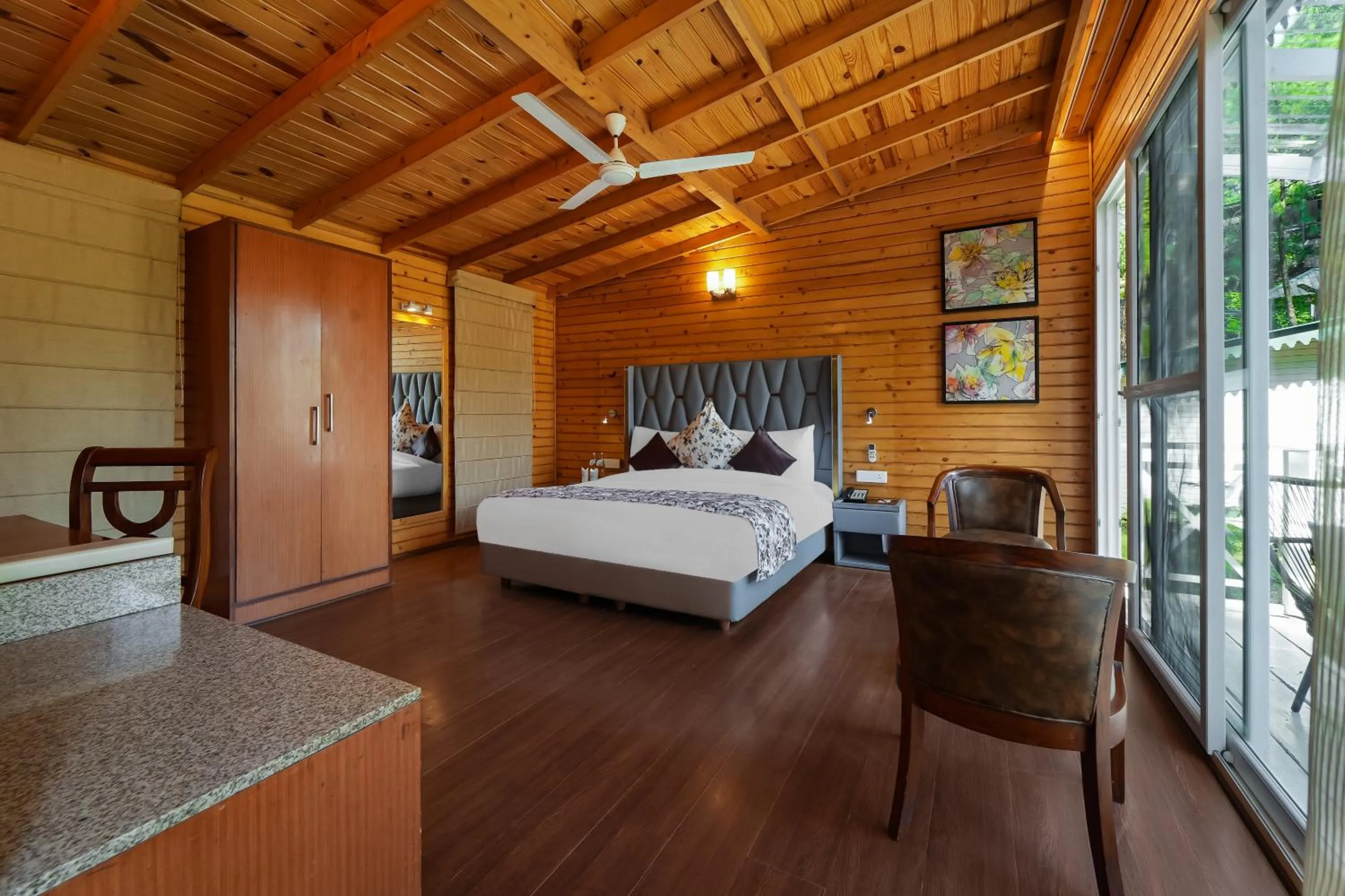 Bedroom, Bed in Kasauli Hills Resort