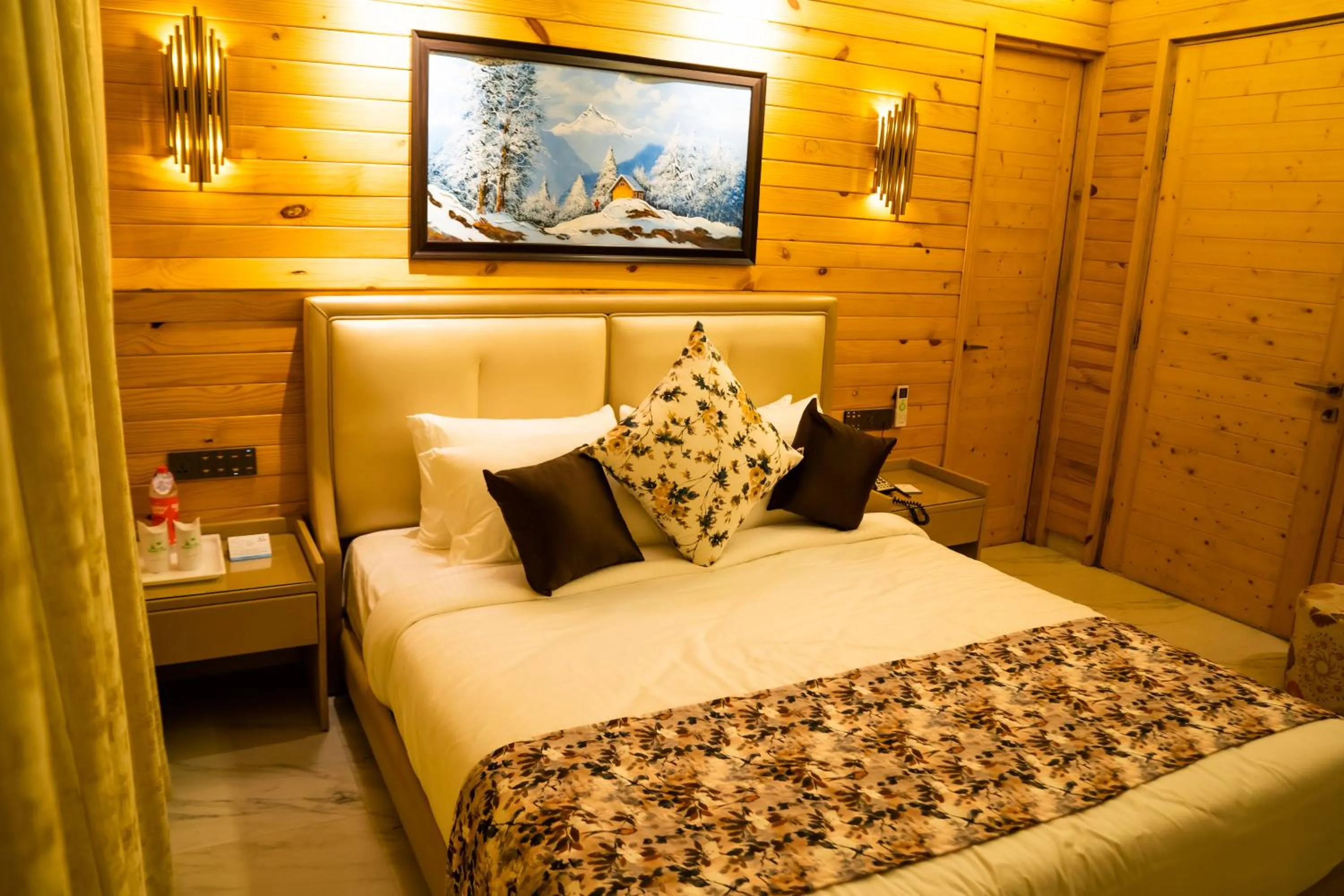 Bedroom, Bed in Kasauli Hills Resort