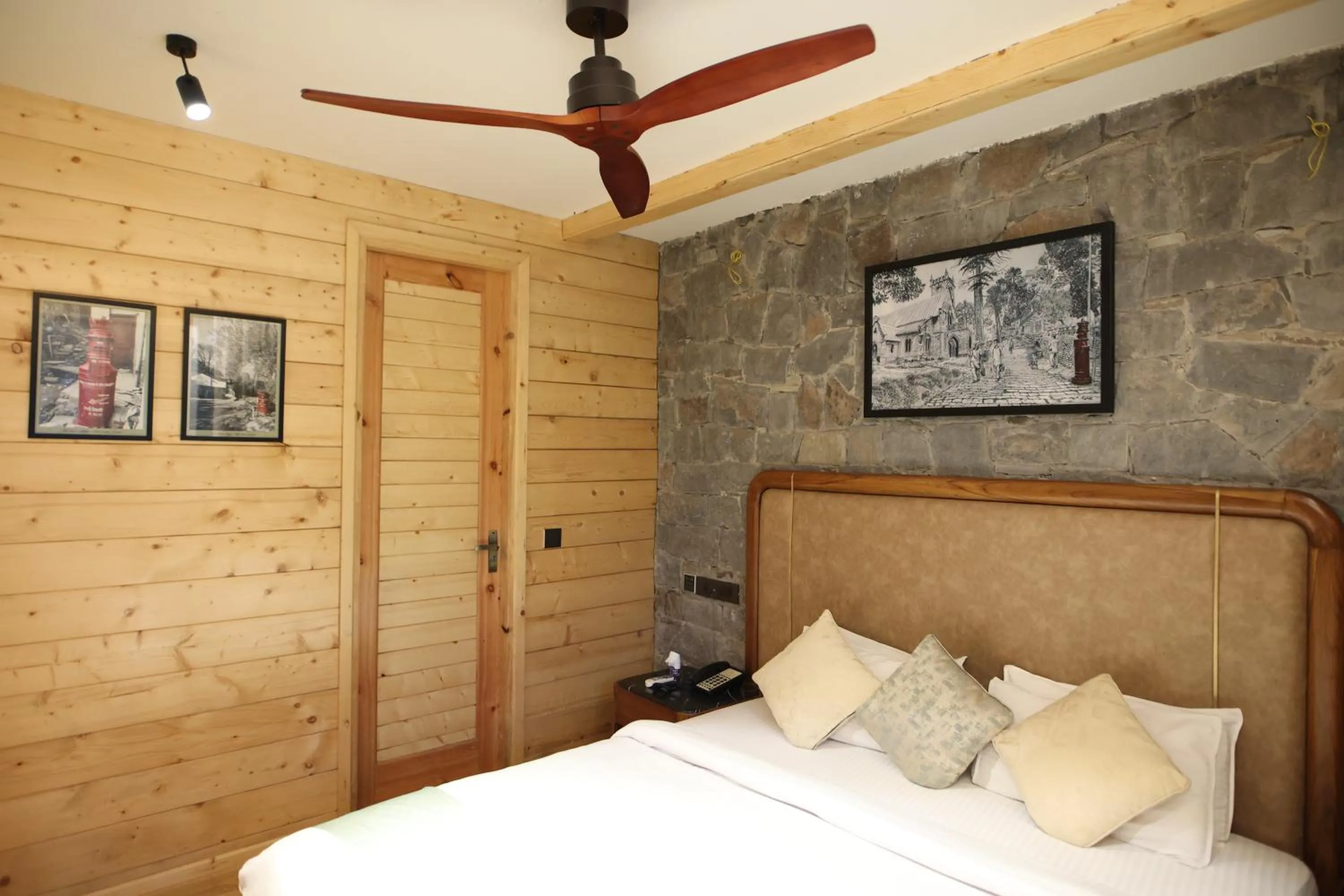 Bedroom, Bed in Kasauli Hills Resort