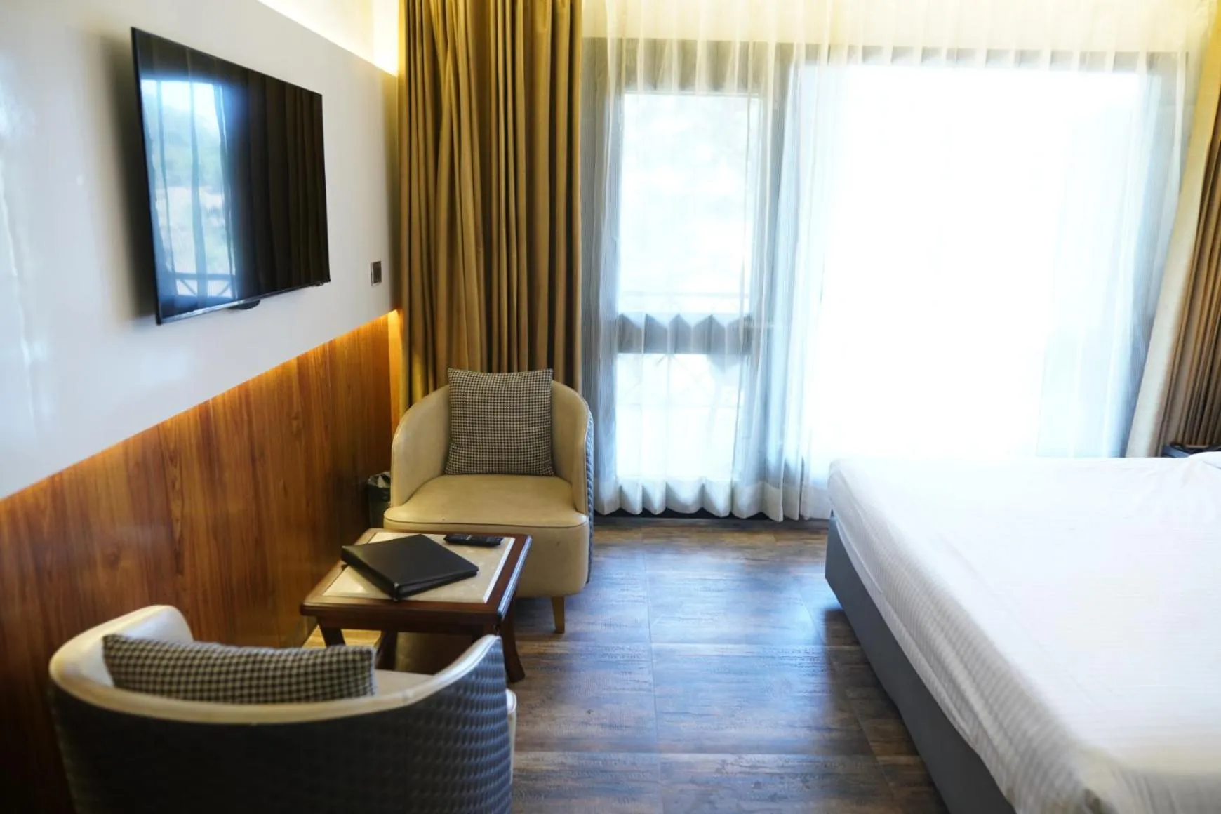 Seating area, Bed in Kasauli Hills Resort