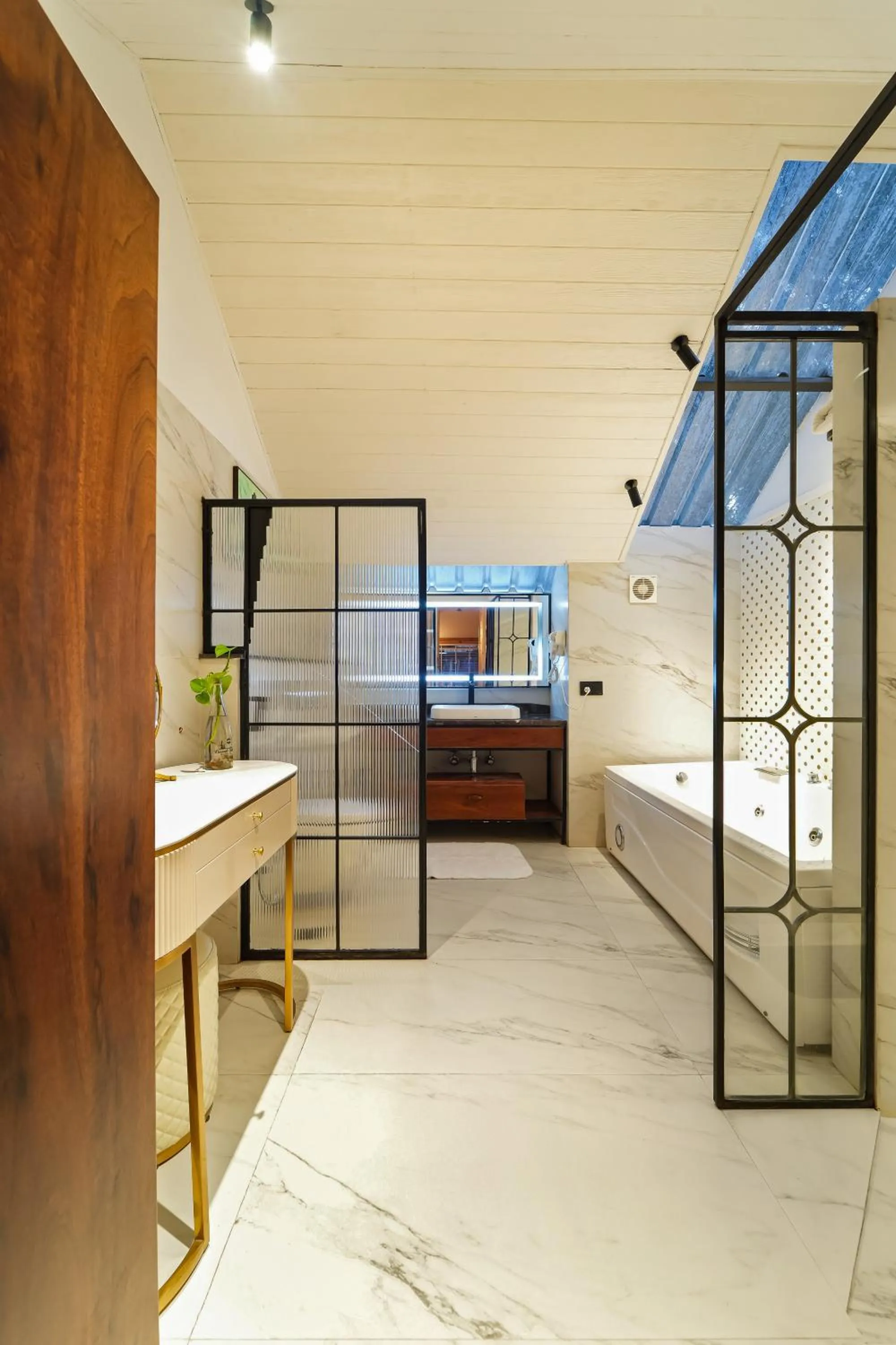 Bathroom, Bed in Kasauli Hills Resort