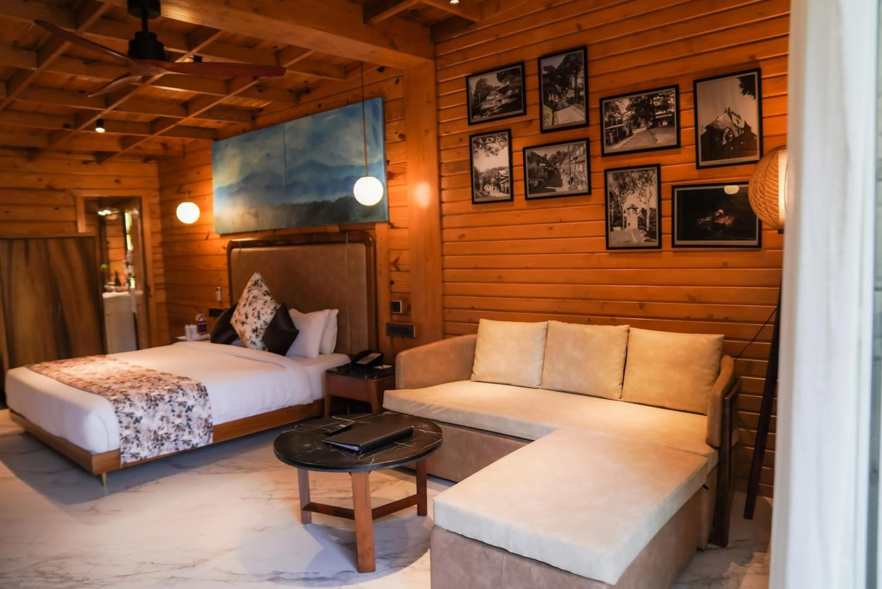 Living room, Bed in Kasauli Hills Resort