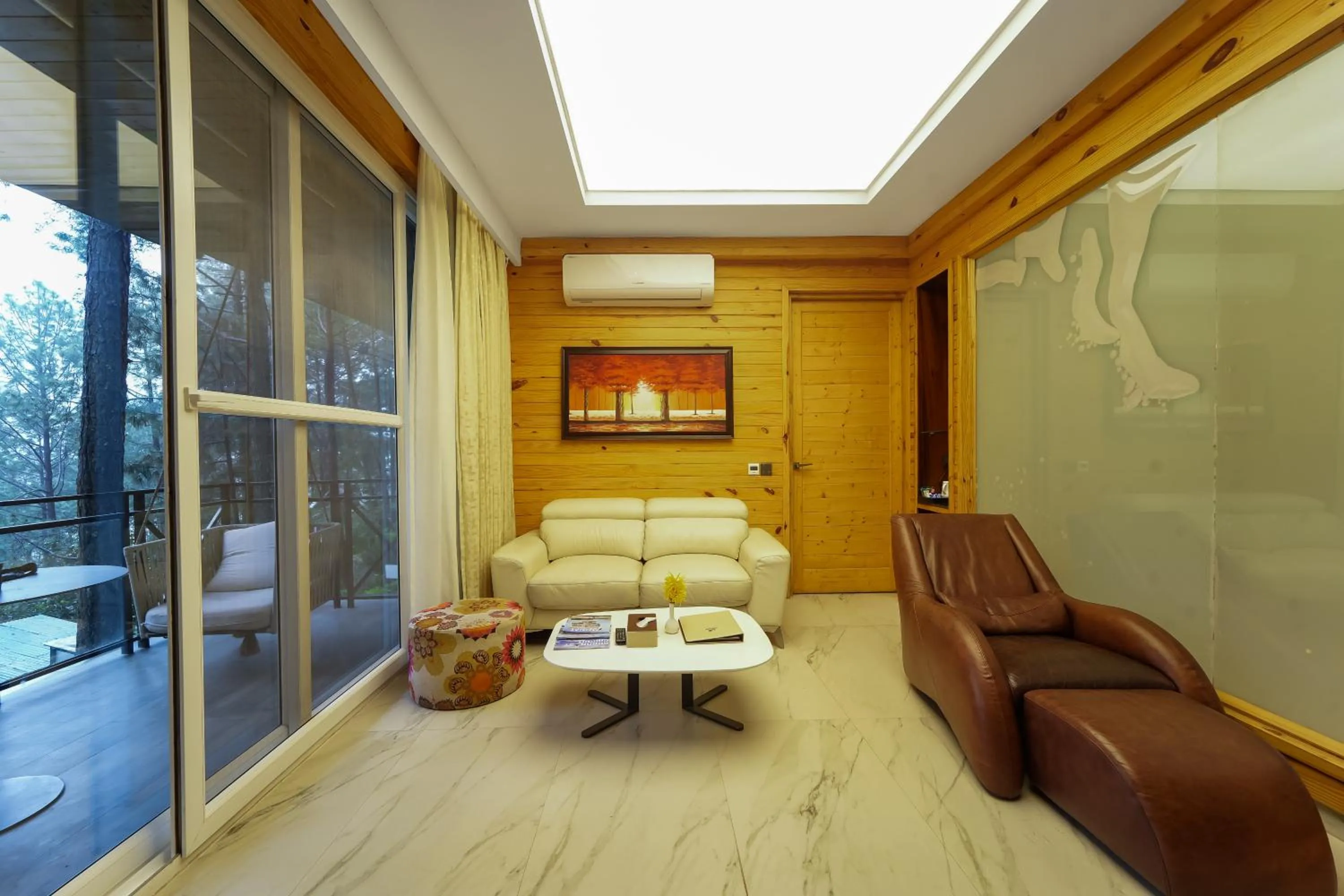 Living room in Kasauli Hills Resort