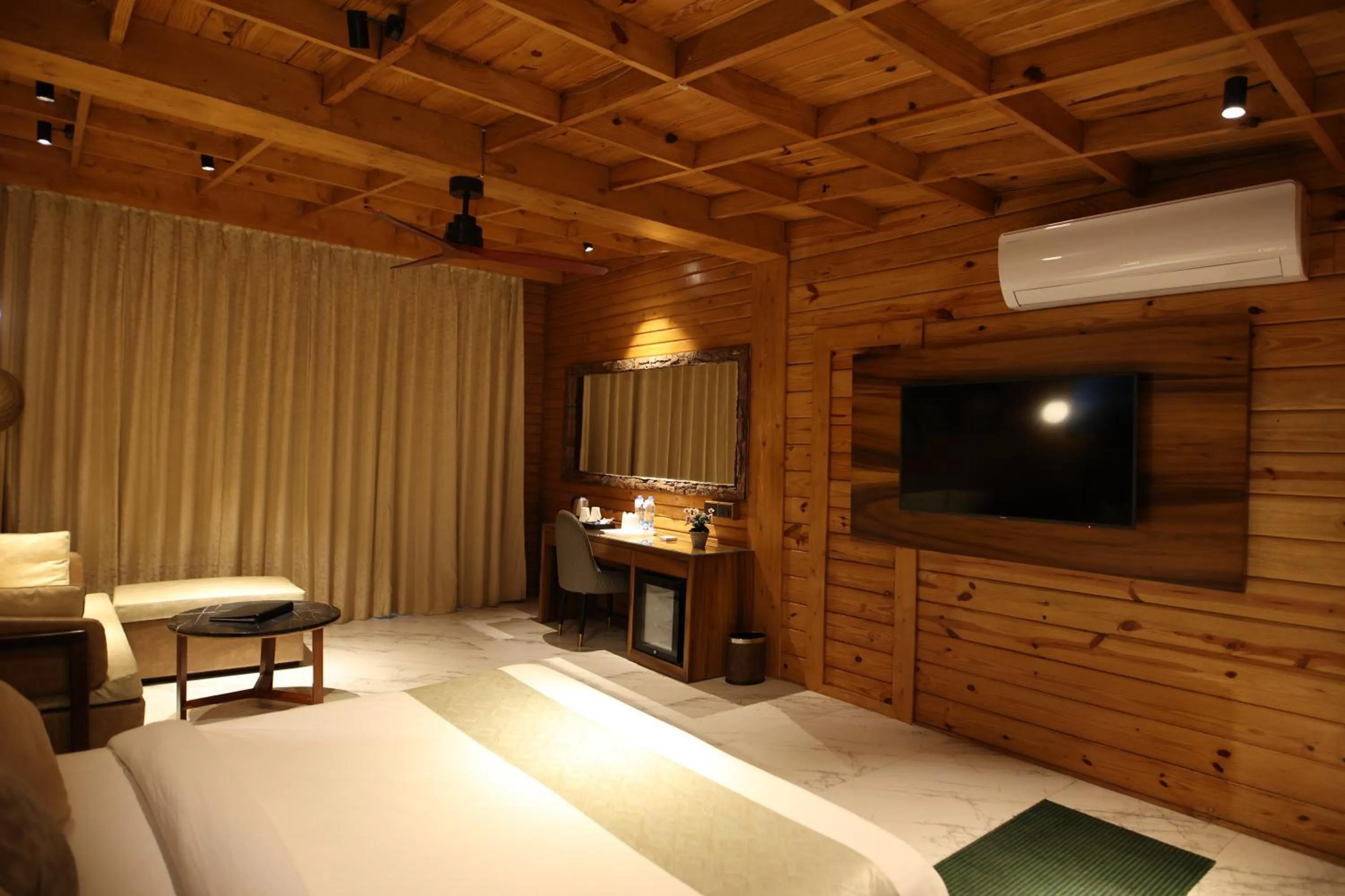 Living room, Bed in Kasauli Hills Resort