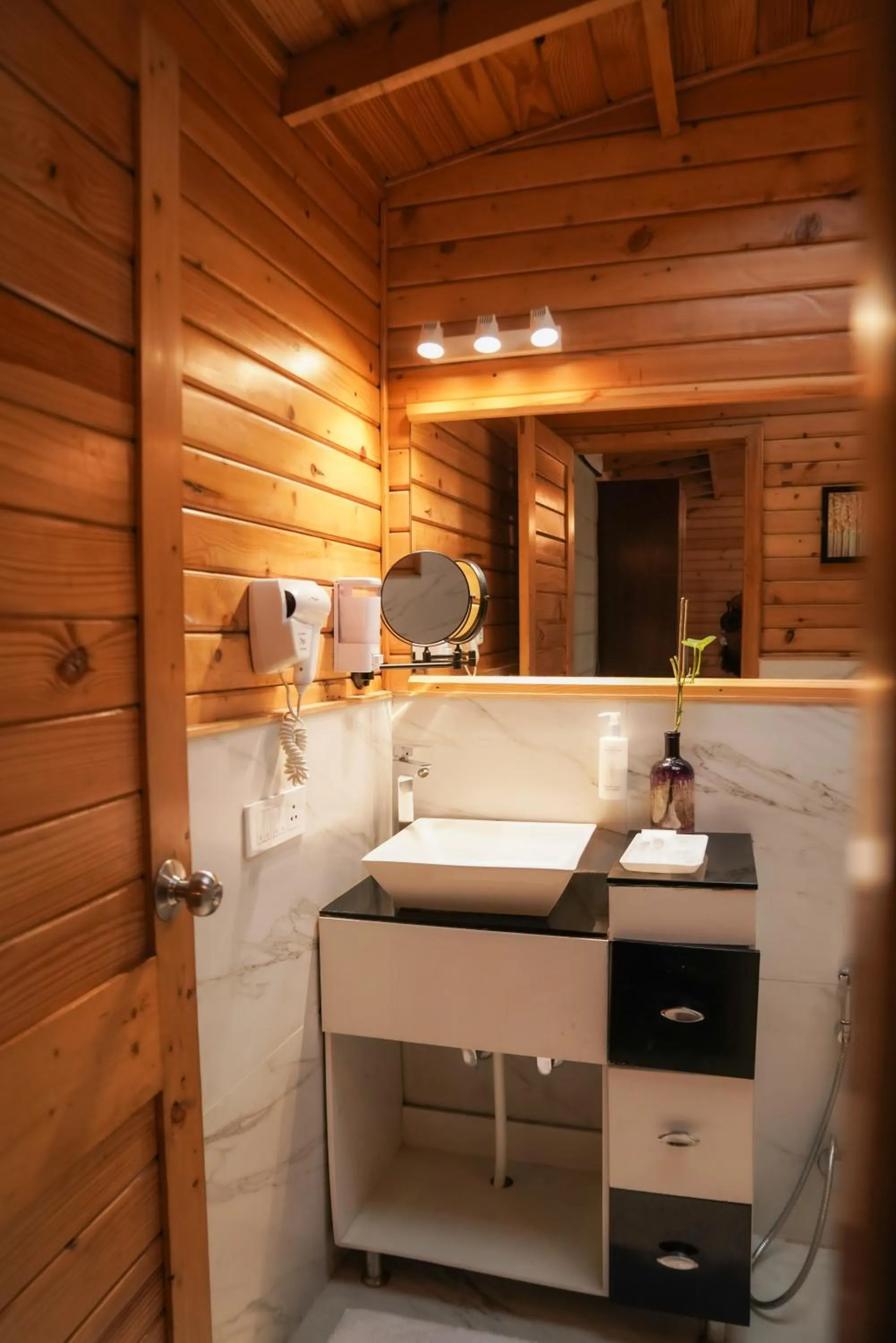 Toilet in Kasauli Hills Resort