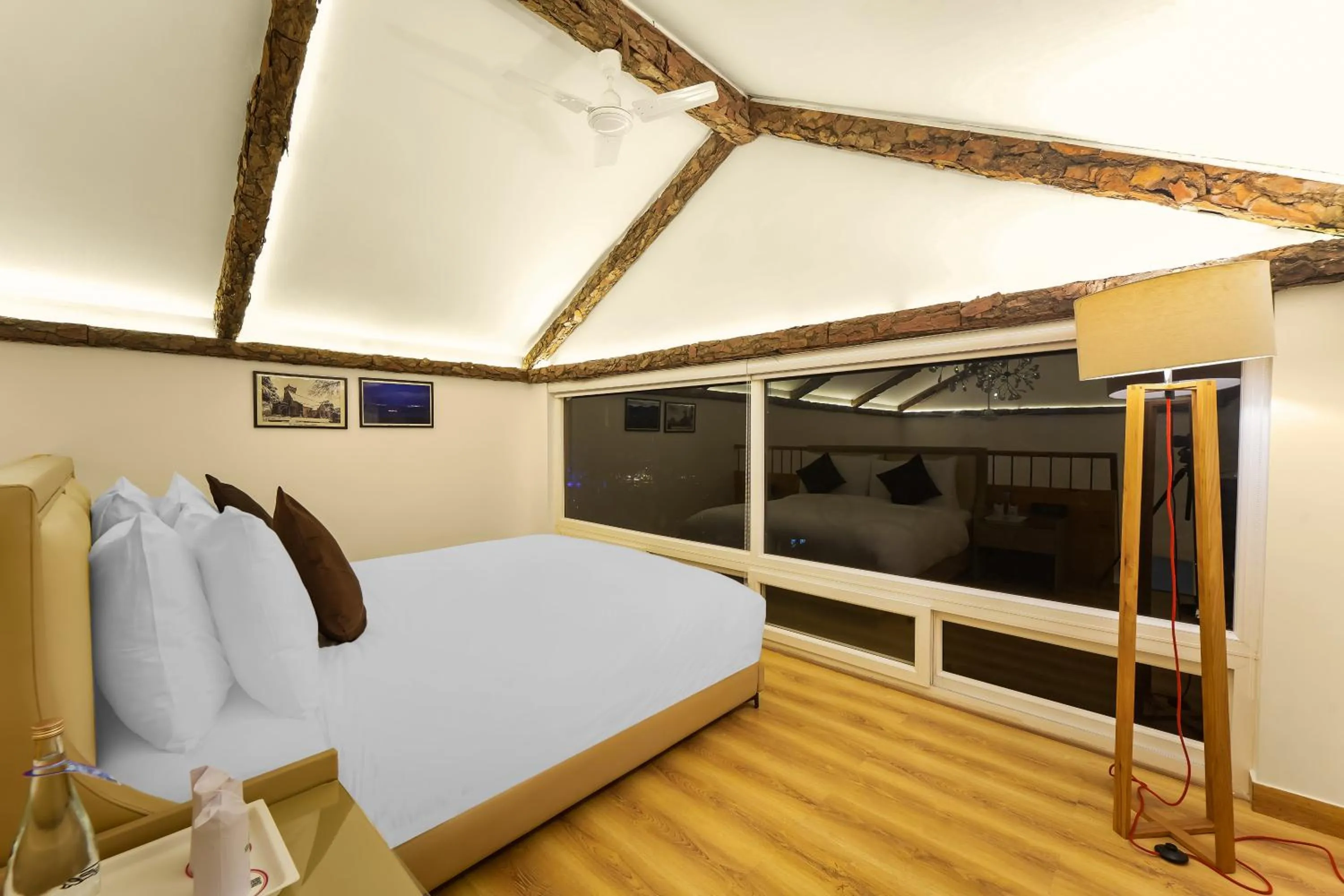 Bedroom, Bed in Kasauli Hills Resort