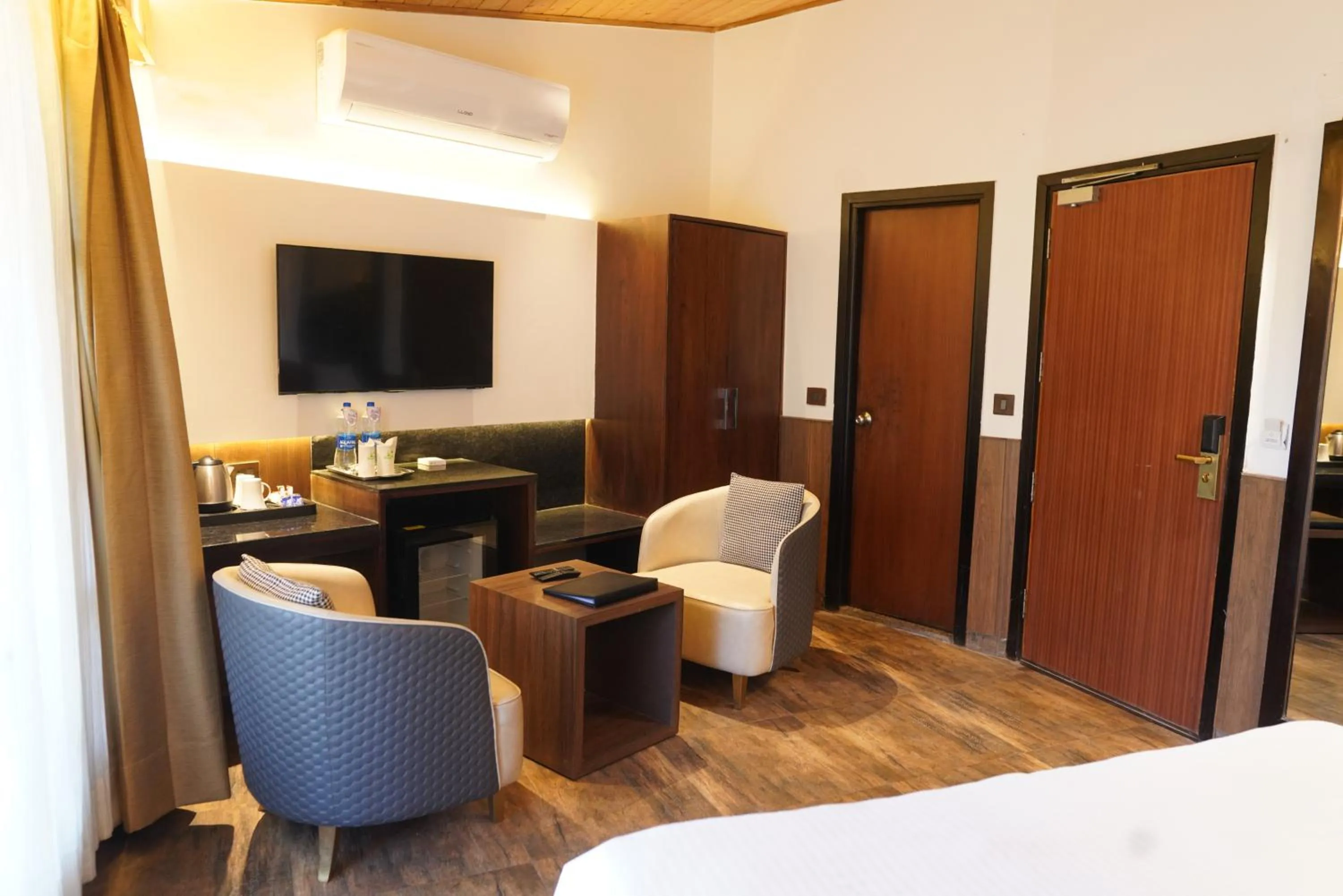 Seating area, Bed in Kasauli Hills Resort