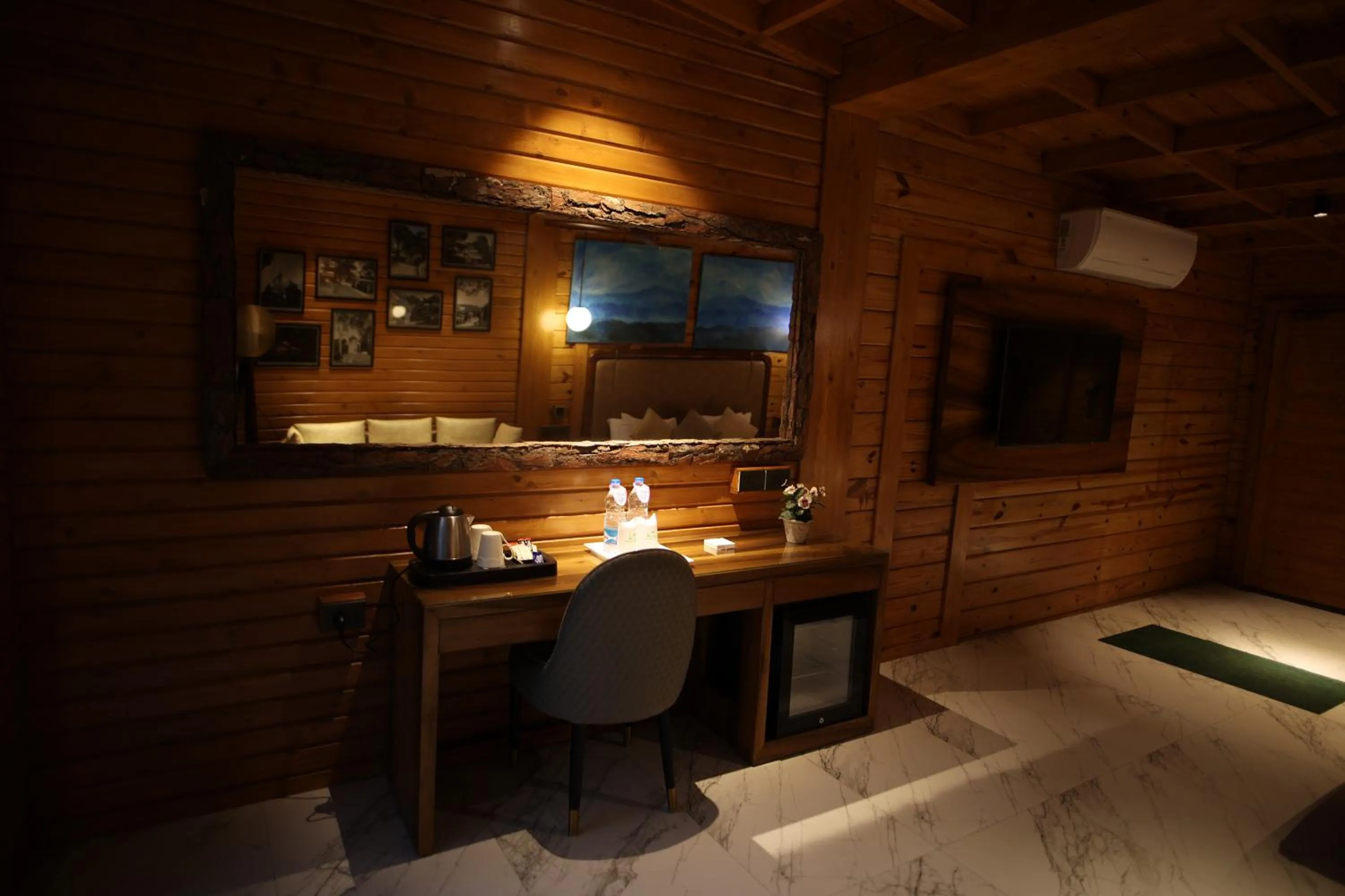 Bedroom, Bed in Kasauli Hills Resort