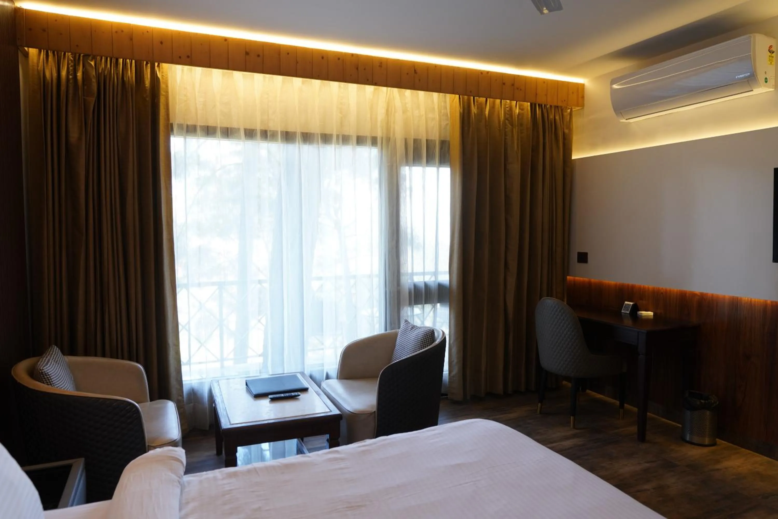 Bedroom, Bed in Kasauli Hills Resort