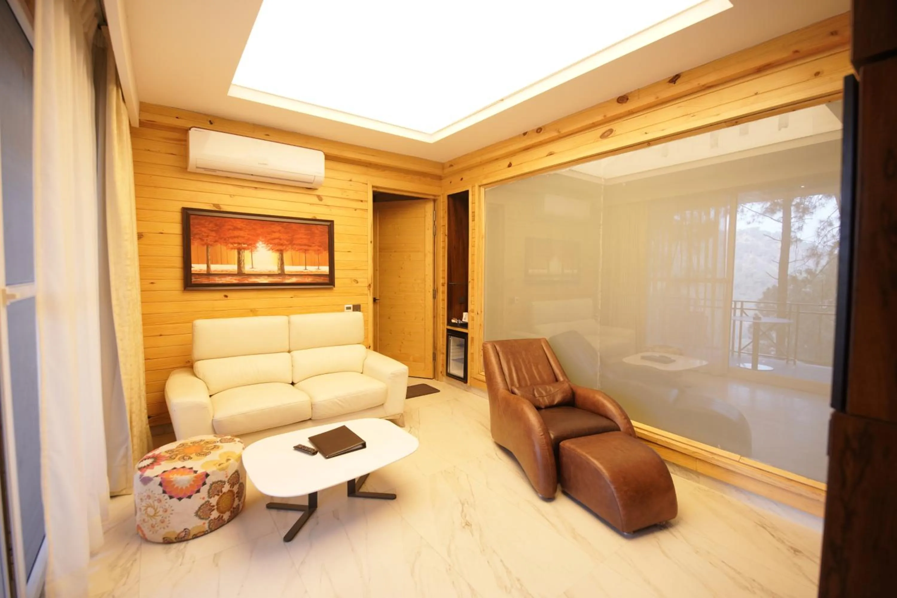 Living room in Kasauli Hills Resort