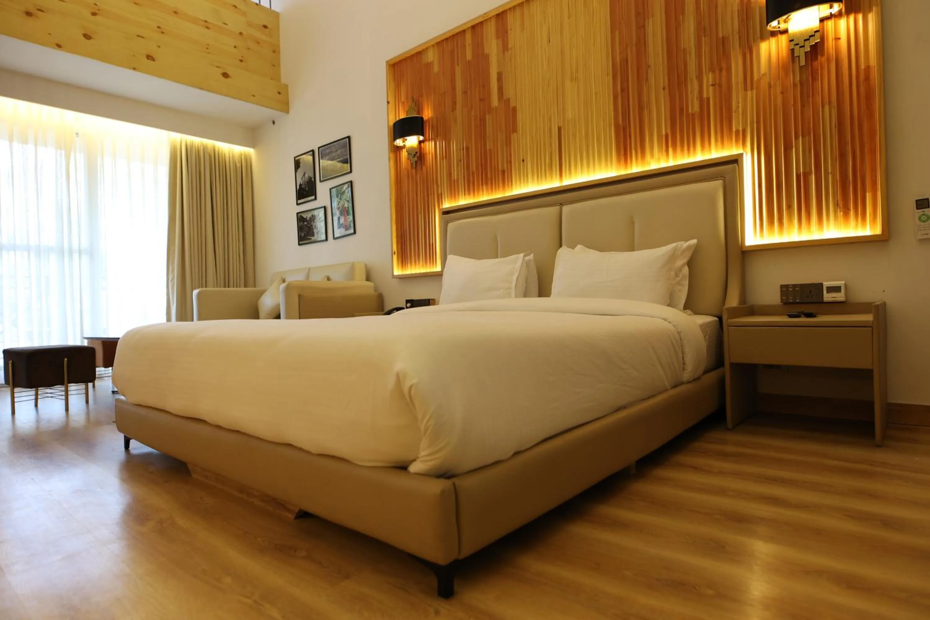 Bedroom, Bed in Kasauli Hills Resort