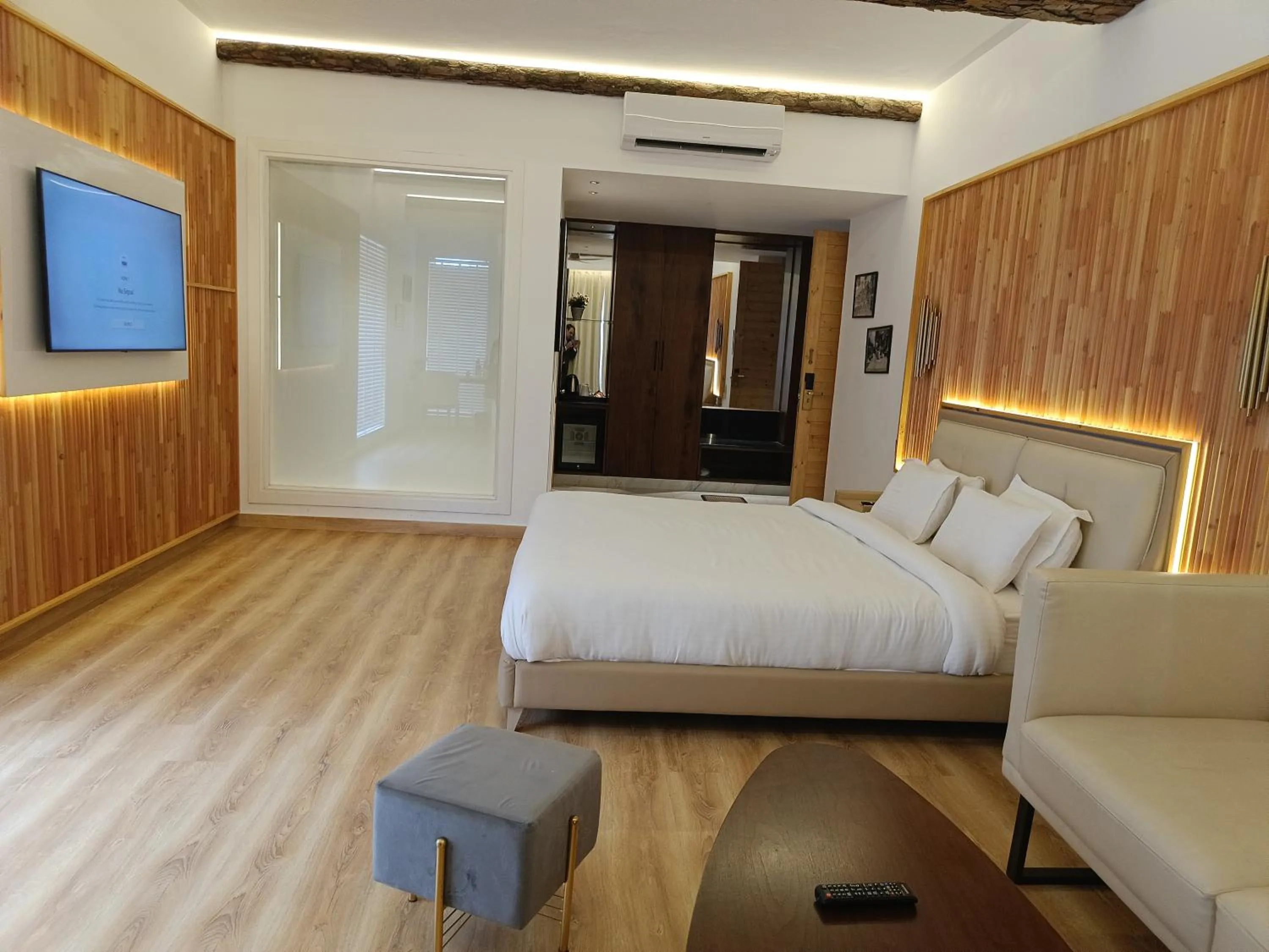 Bedroom, Bed in Kasauli Hills Resort